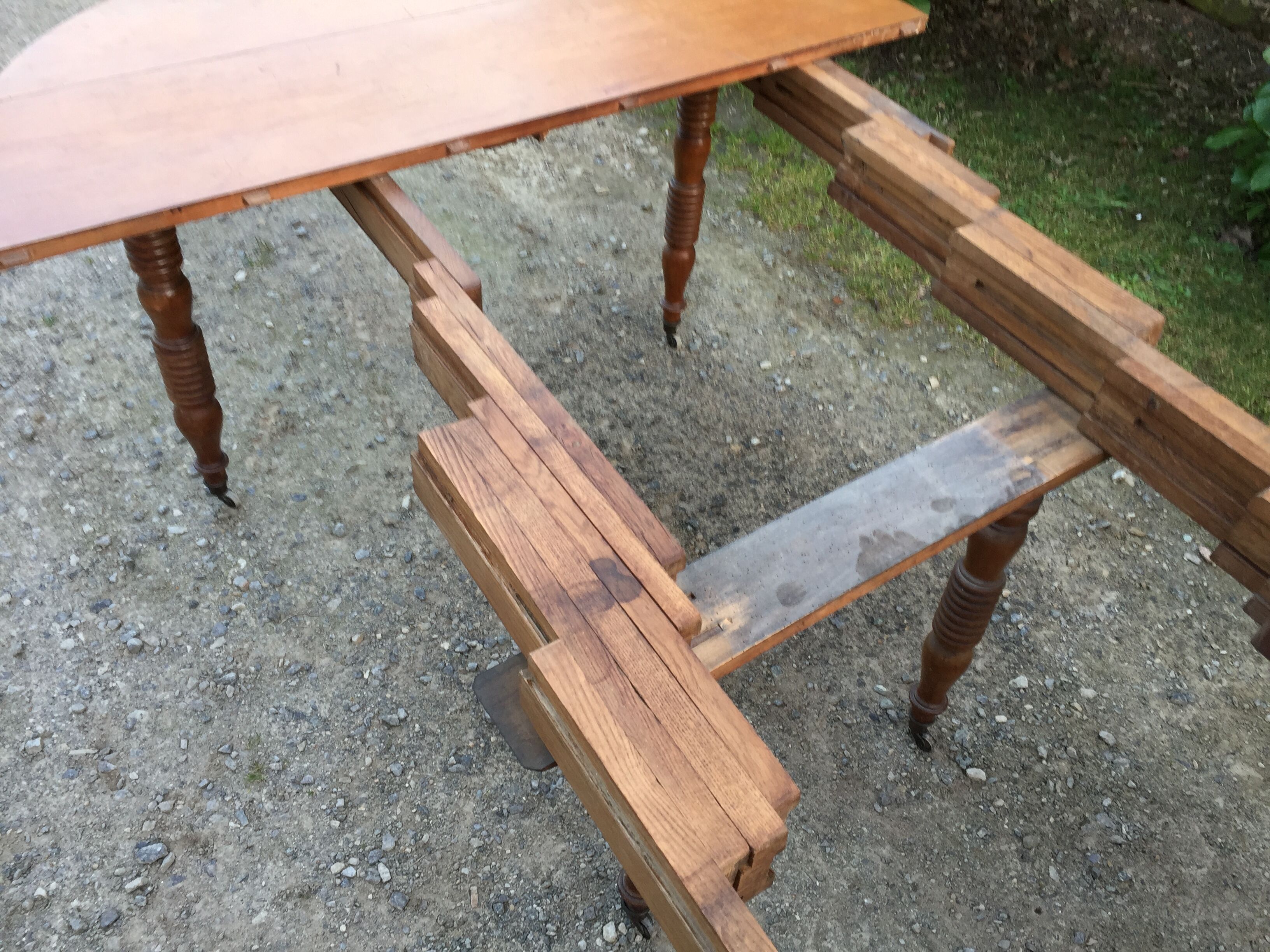 Old oval table Louis Philippe with 6 feet