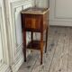Table d’appoint ou chiffonnière Louis XVI en bois de plaquage, galerie de laiton, fin du XVIIIè
