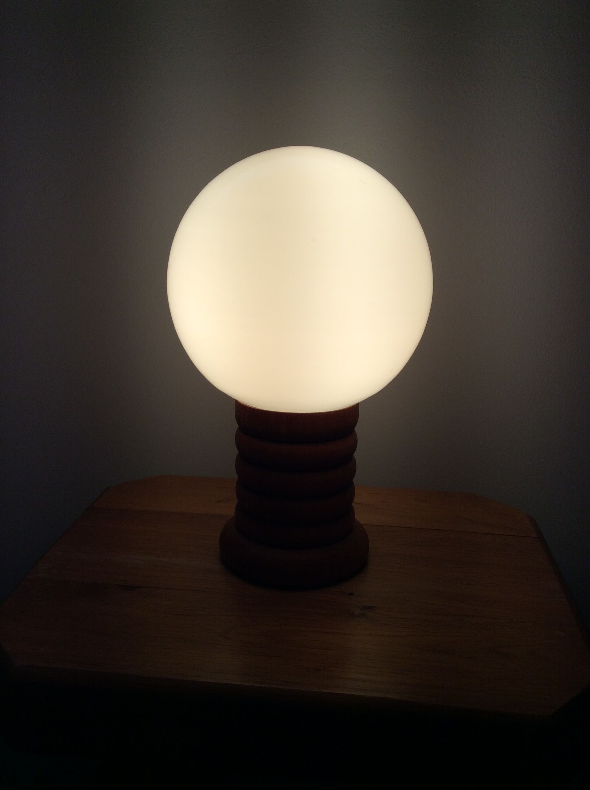 Lampe scandinave vintage en bois et opaline