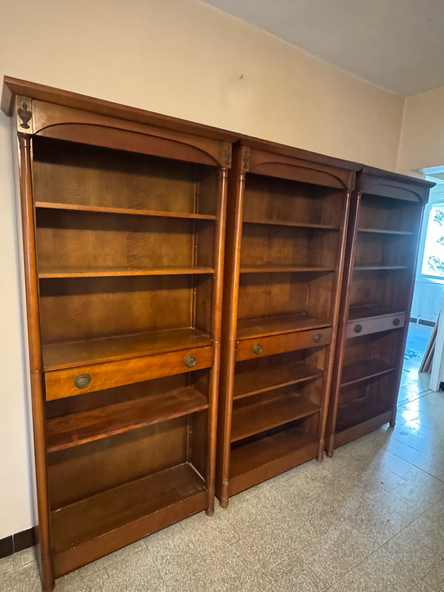 Bibliothèque ouverte en 3 pans style directoire