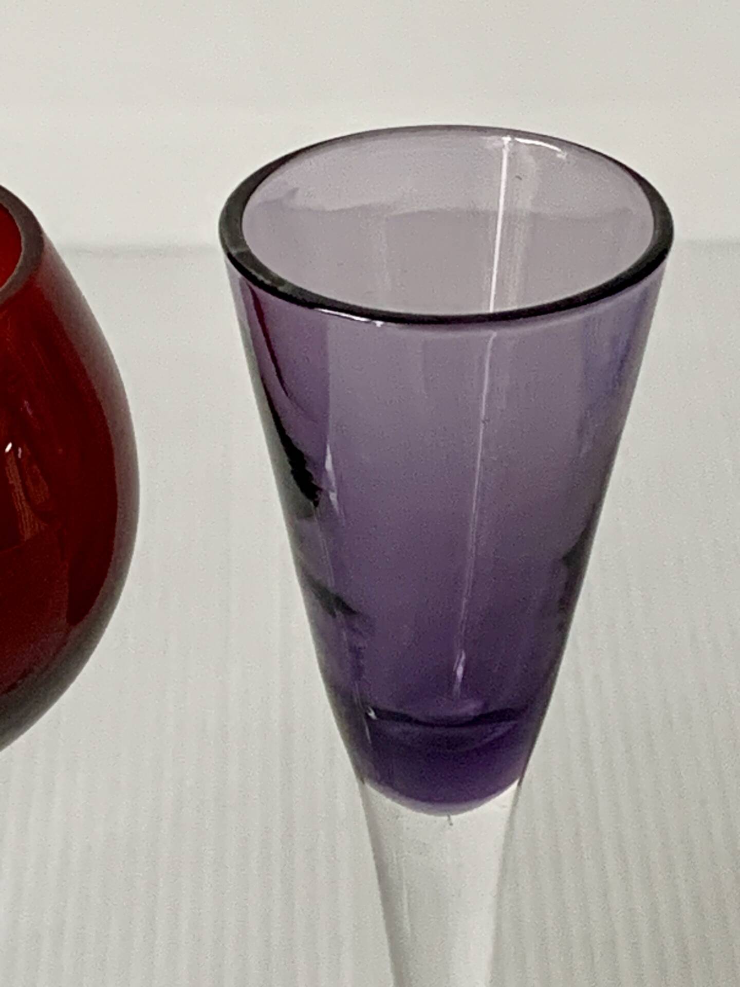 Cinq verres à liqueur colorés sur pied