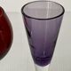 Cinq verres à liqueur colorés sur pied