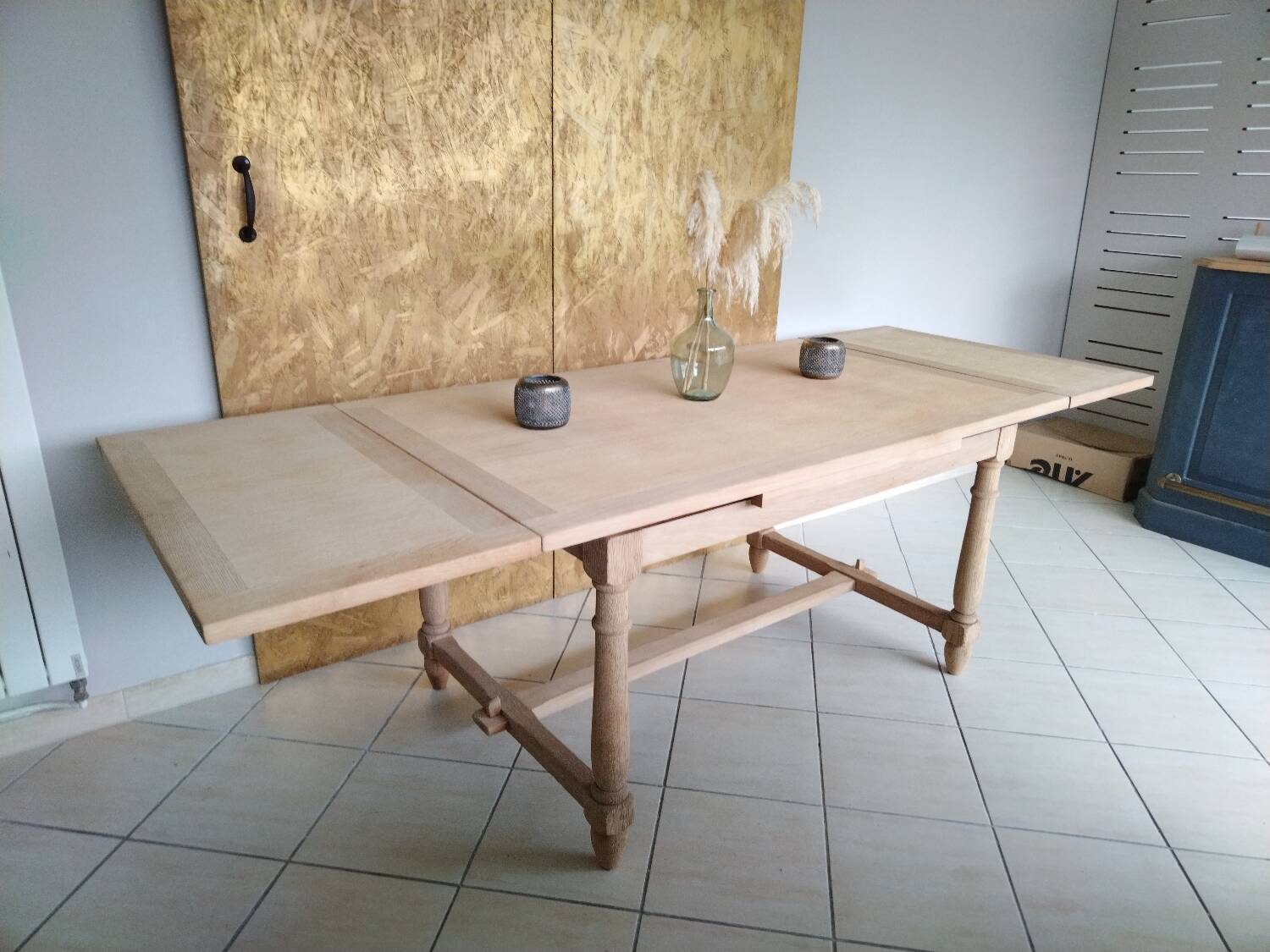 Extendable table in renovated solid oak