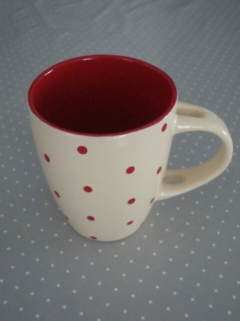 6 vintage mugs in beige ceramic with red polka dots