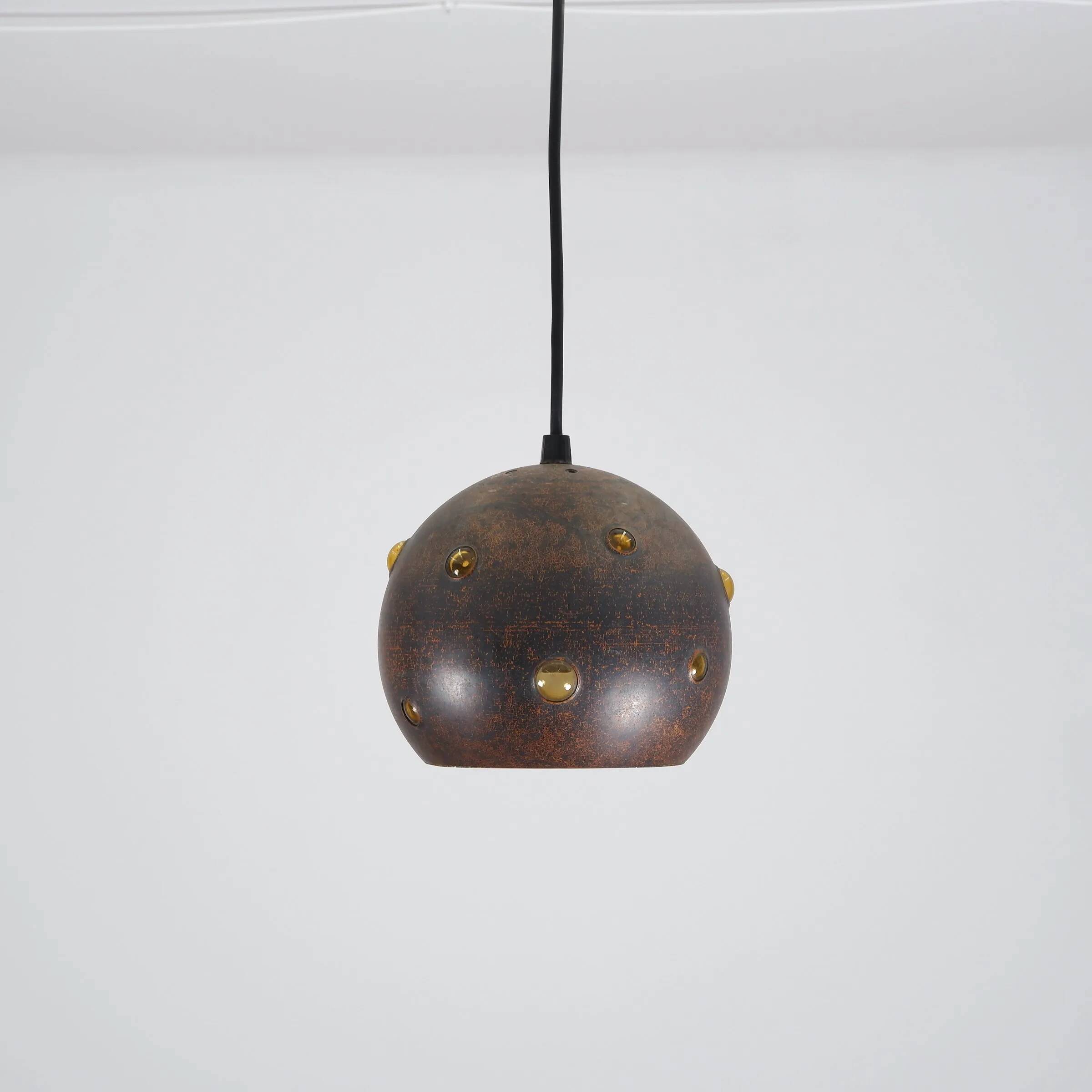 Lampe suspendue brutaliste globulaire en cuivre / verre par Peill & Putzler