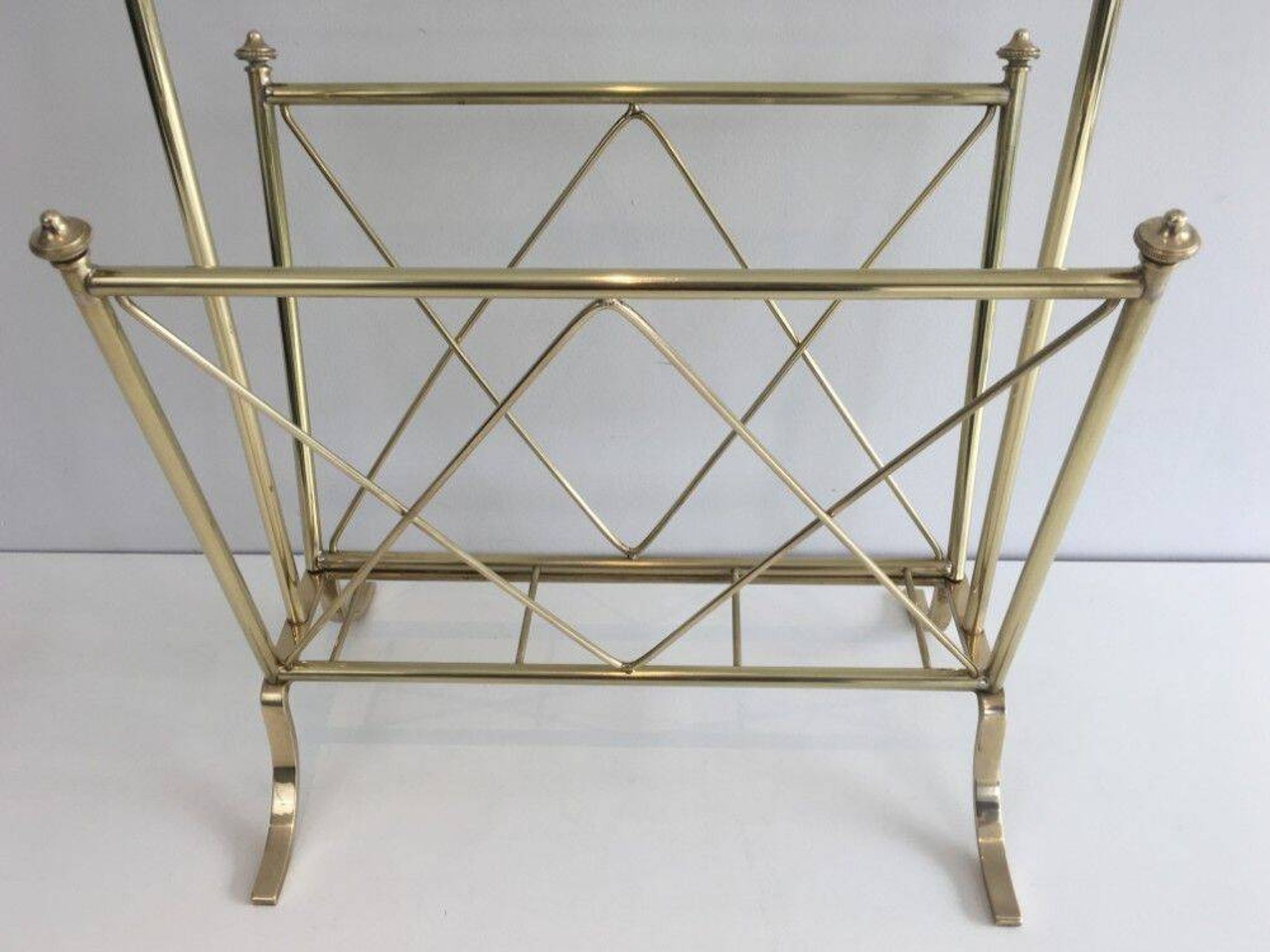 Porte-revues de style néoclassique en laiton et tablette en verre de la Maison Jansen