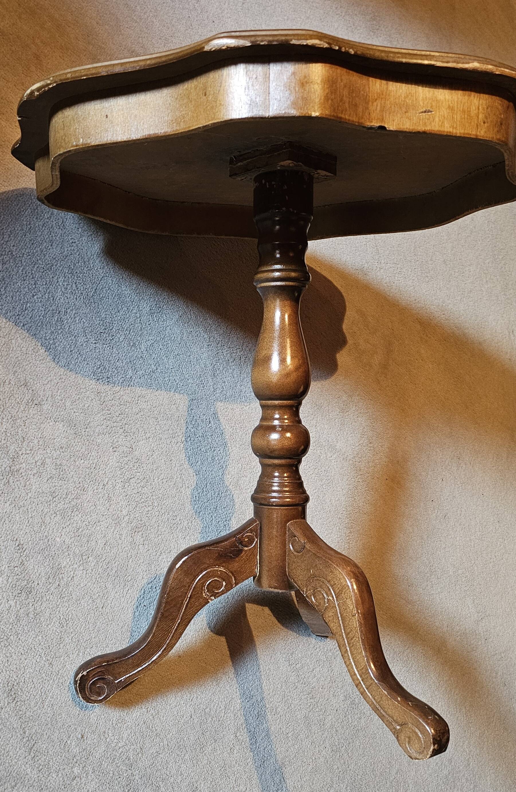 Charming vintage side table – carved wood and inlaid top