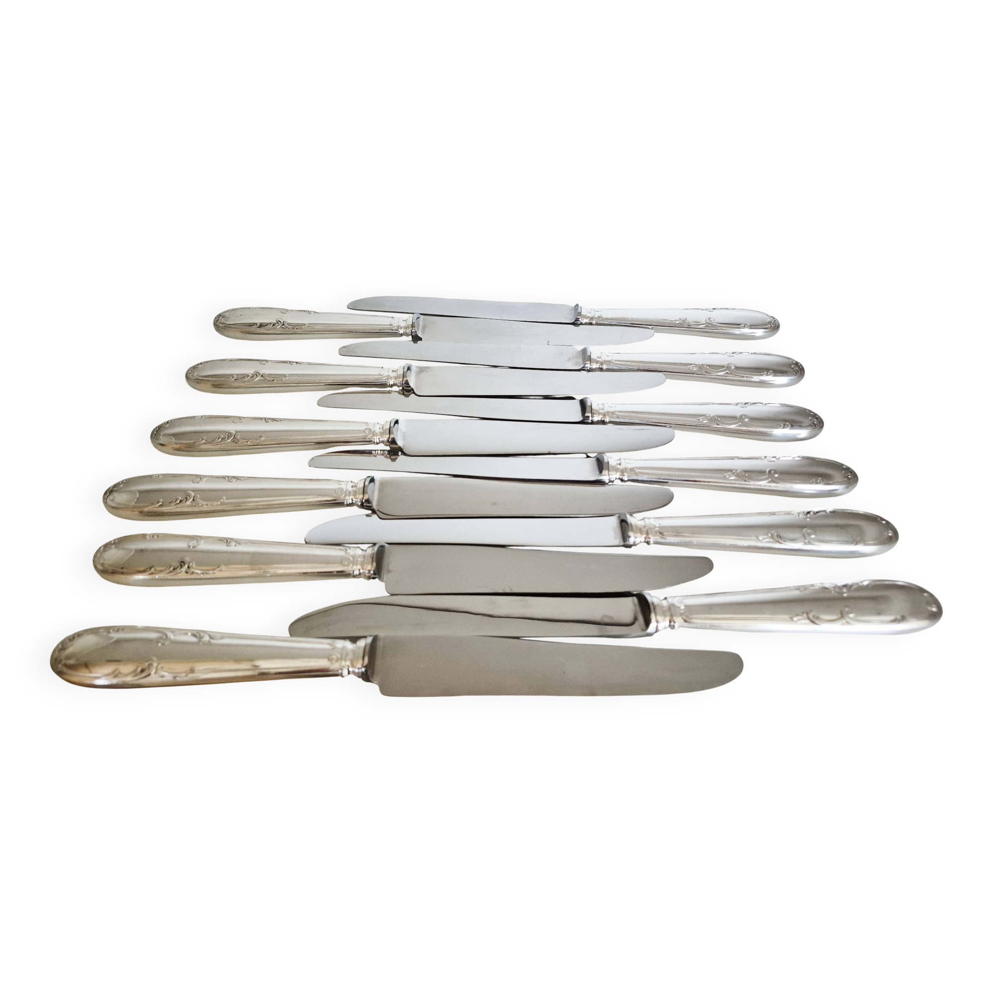Lot de 12 couteaux de table , manches métal argenté, style Louis XVI