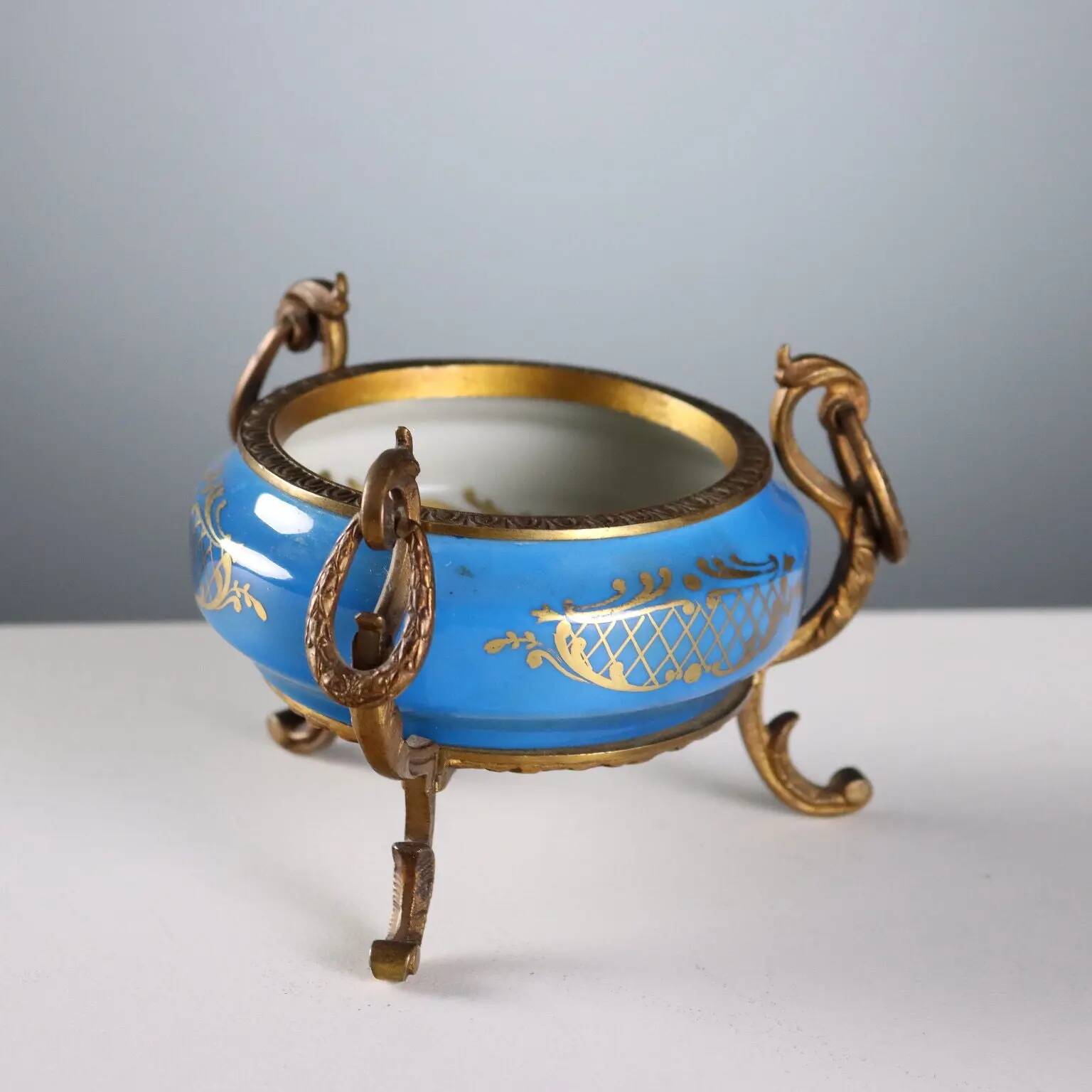Antique coupe in Sèvres porcelain, Man., France, early 20th century.