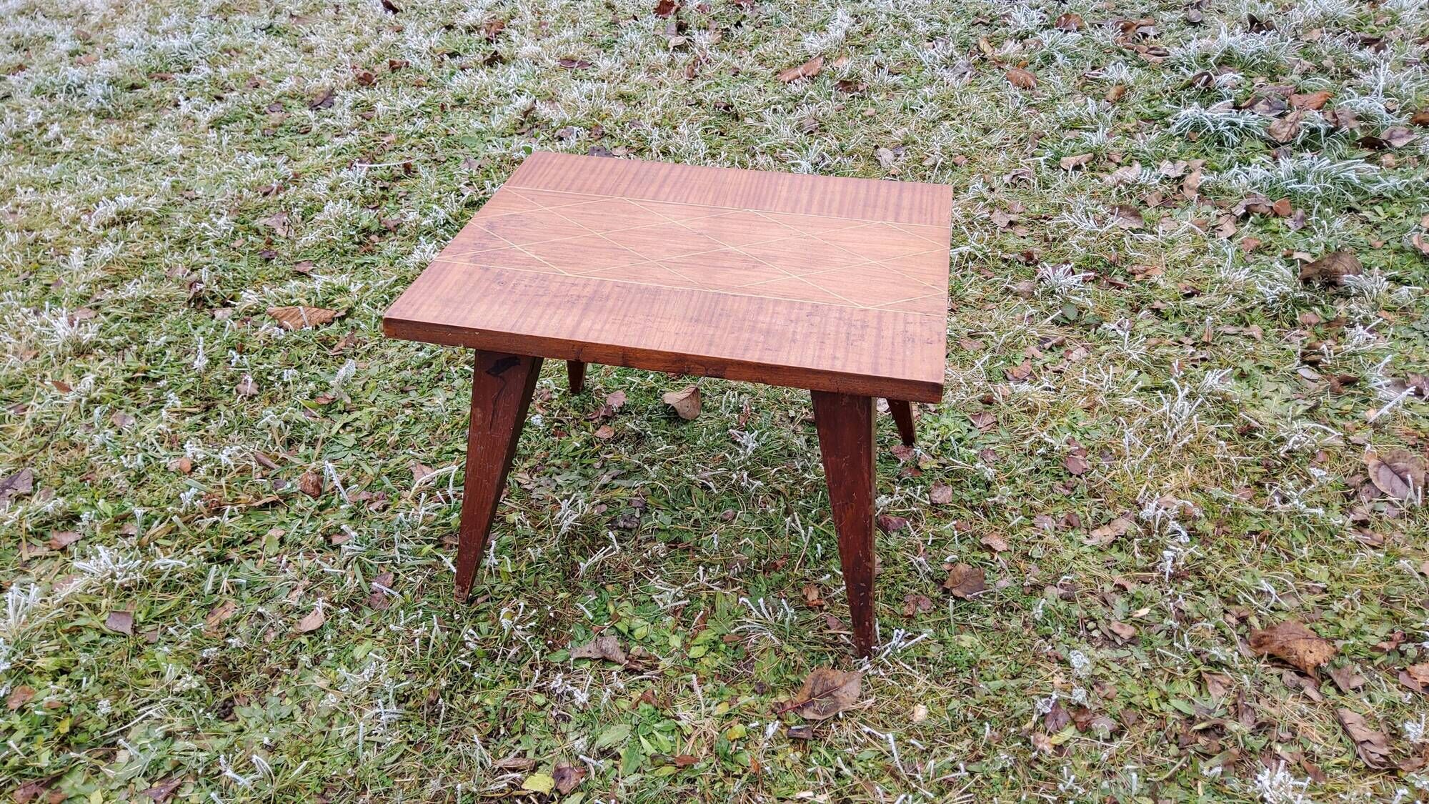 Coffee table of the 50s in blond mahogany inlaid compass feet