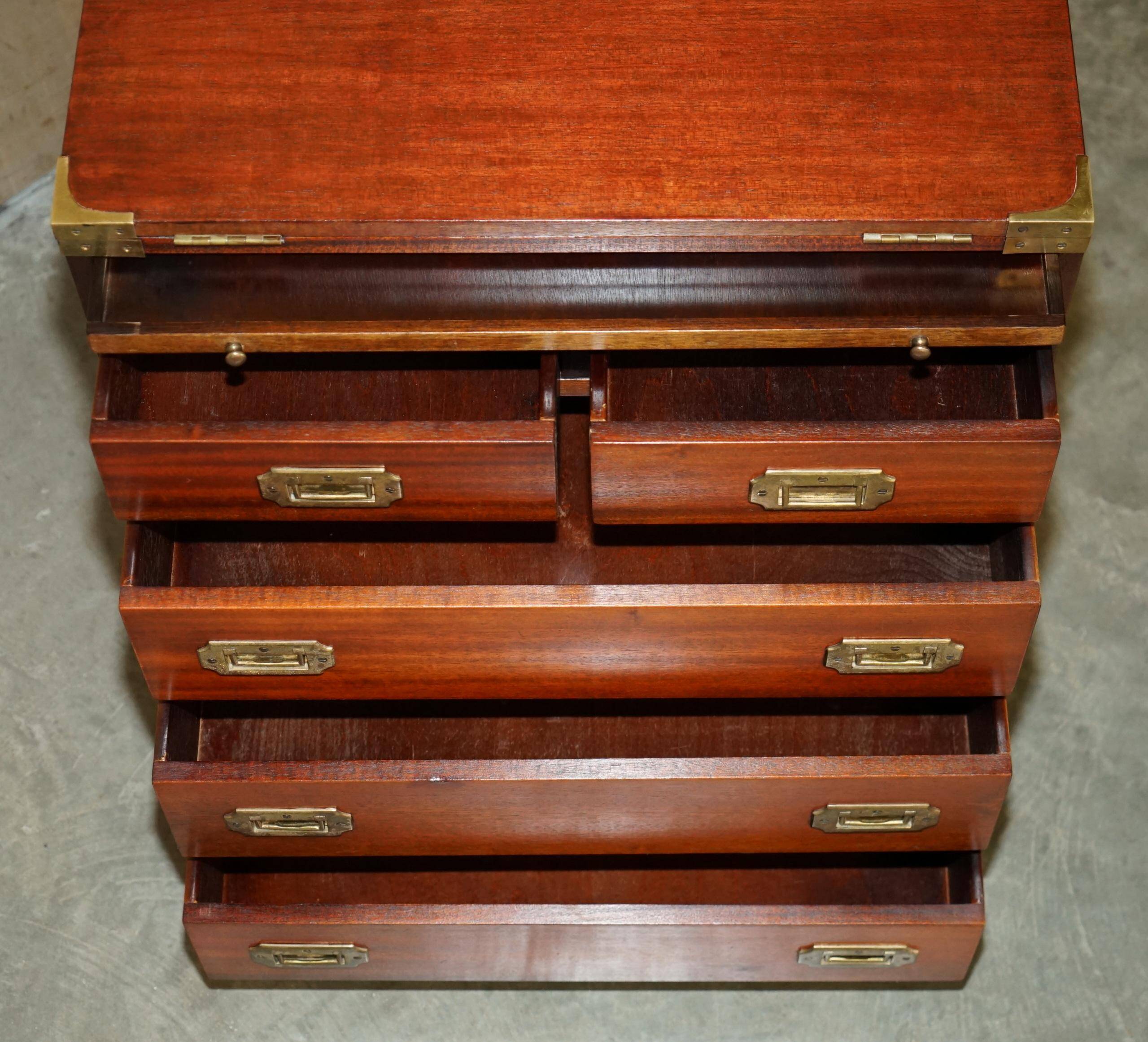Commode militaire vintage avec plateau coulissant et dessus extensible