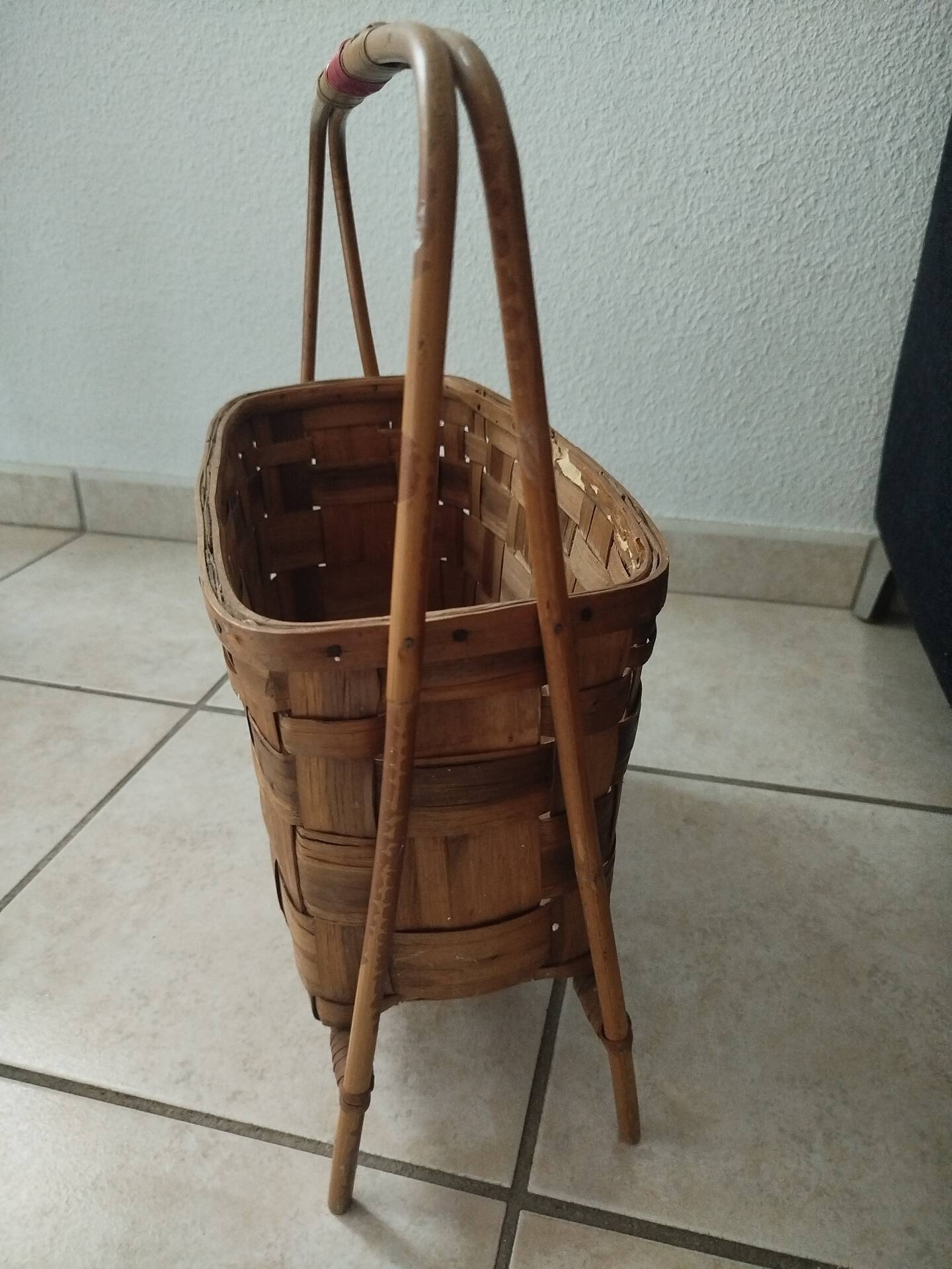 Vintage magazine rack in rattan/wood