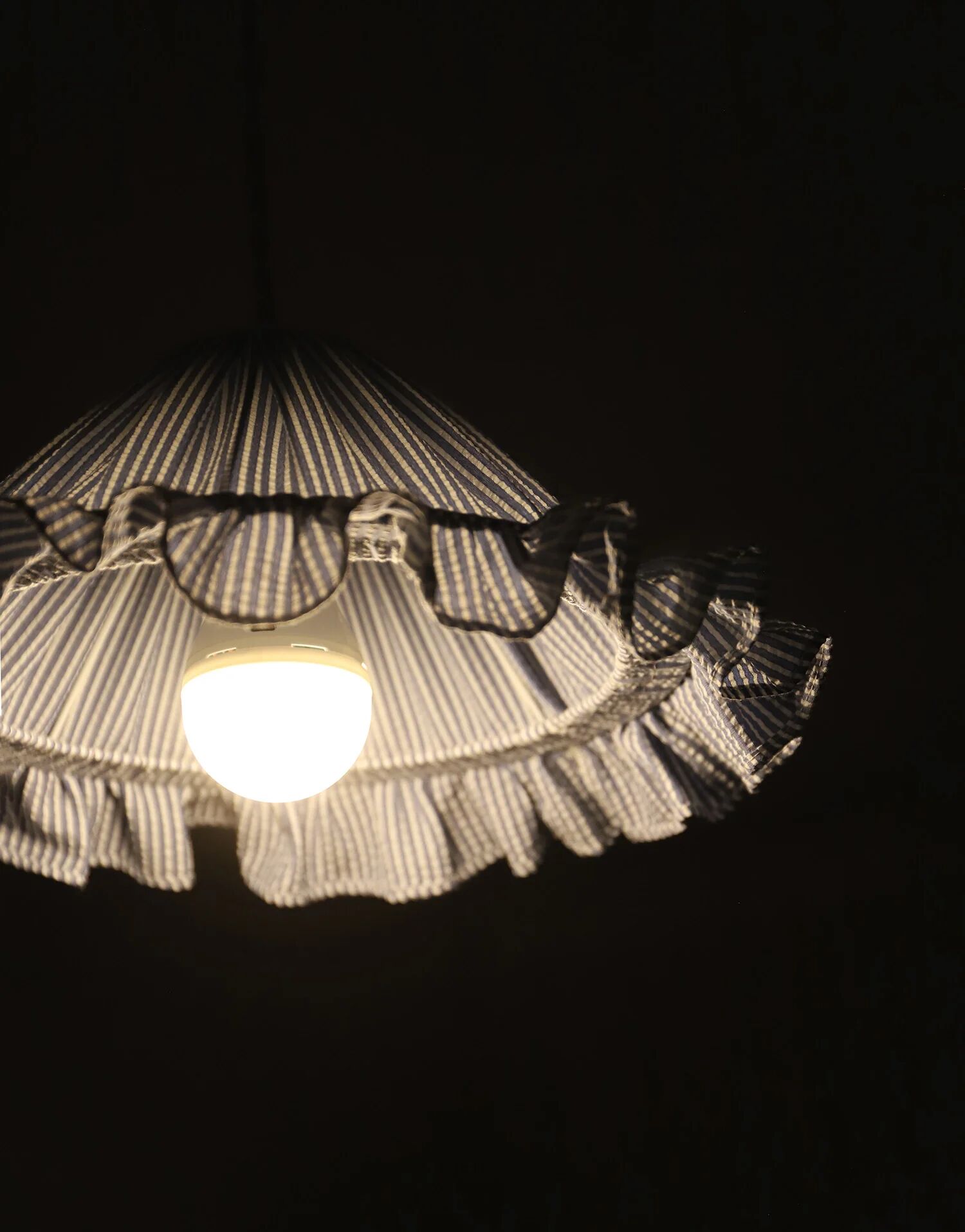 Conical suspension fine stripes with small Emilia "marina" wheel