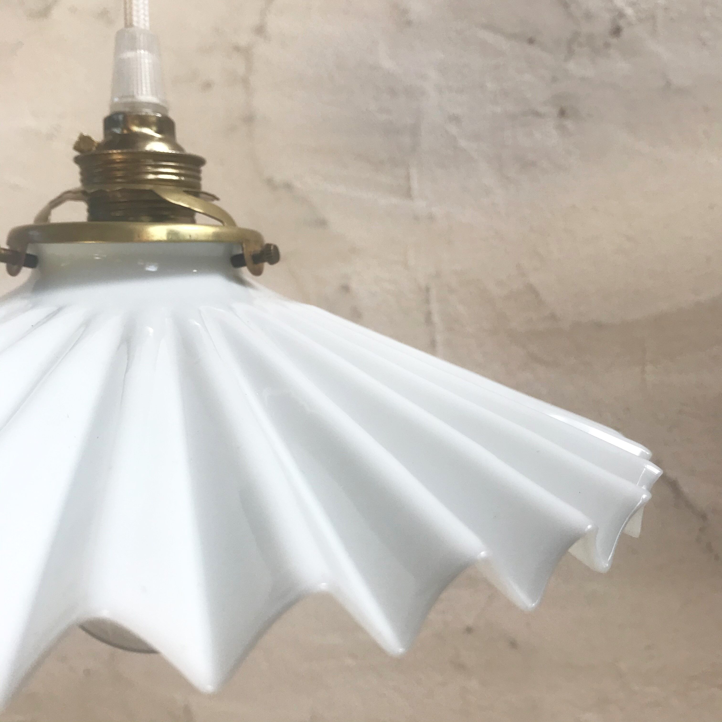 White pleated opaline hanging lamp