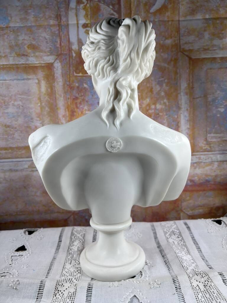 Bust of Venus – Aphrodite – White neoclassical sculpture – 32 cm
