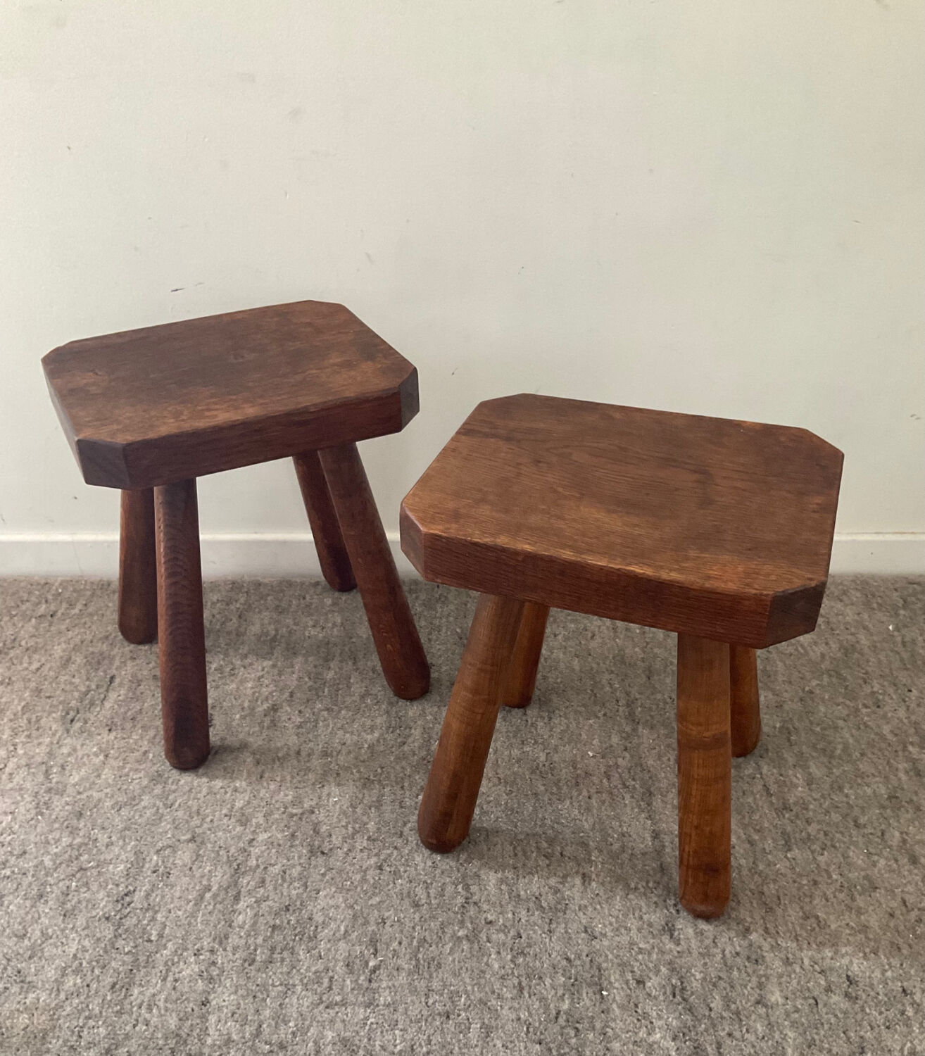 Duo de tabourets brutalistes en bois massif des années 60