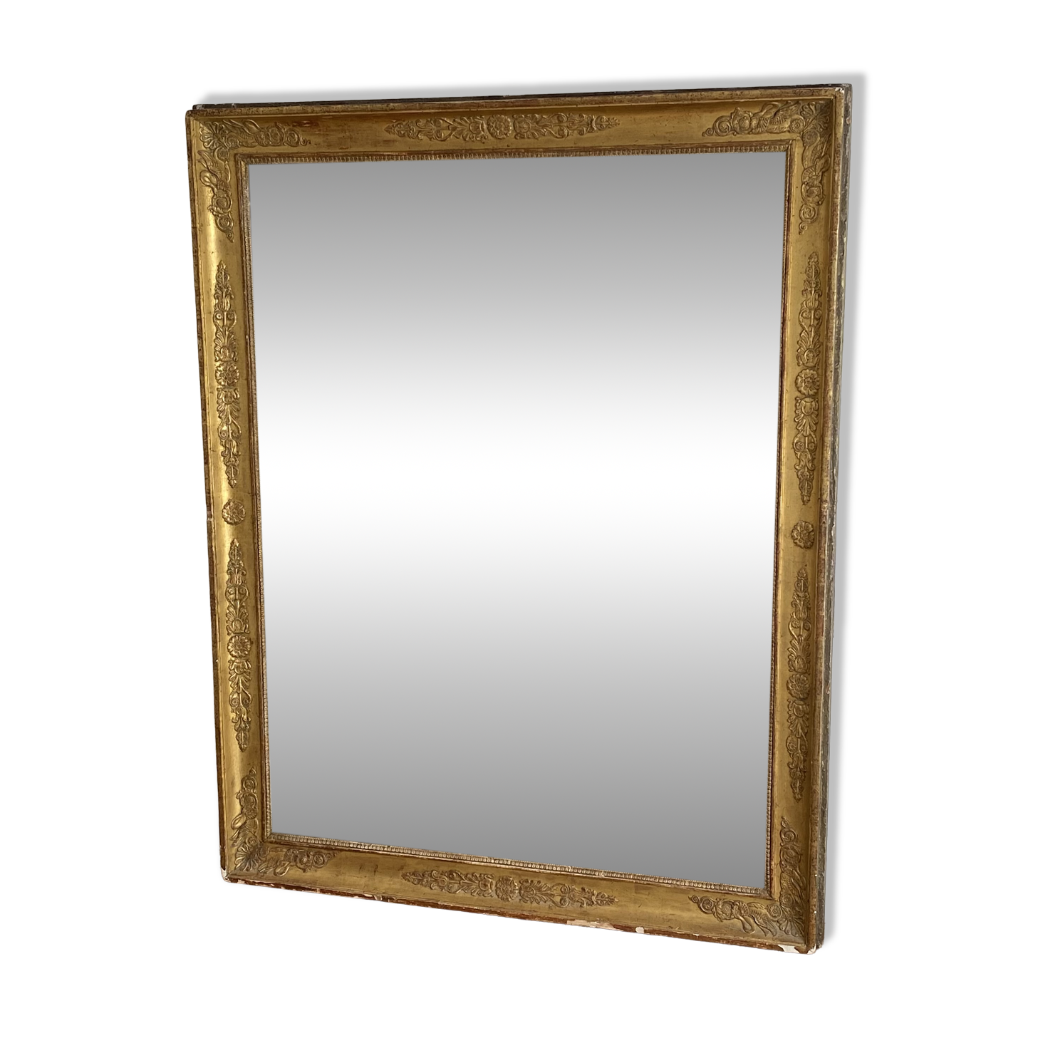 Golden mirror from the late 19th century with decoration. 100x80.