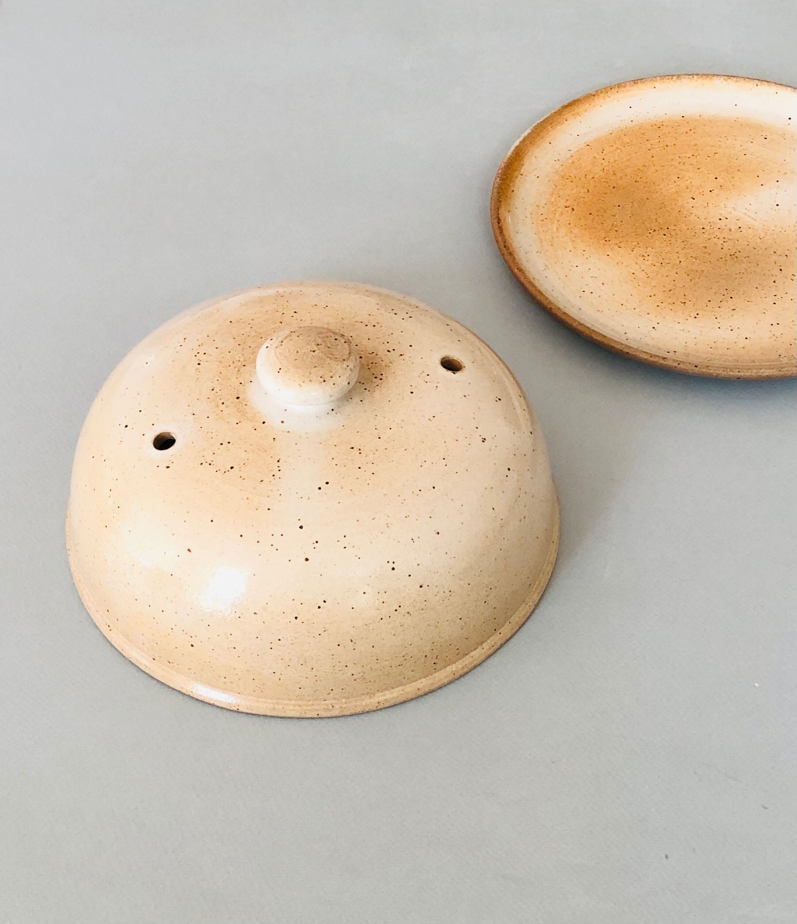 Plateau et cloche à fromage en Grès du Marais