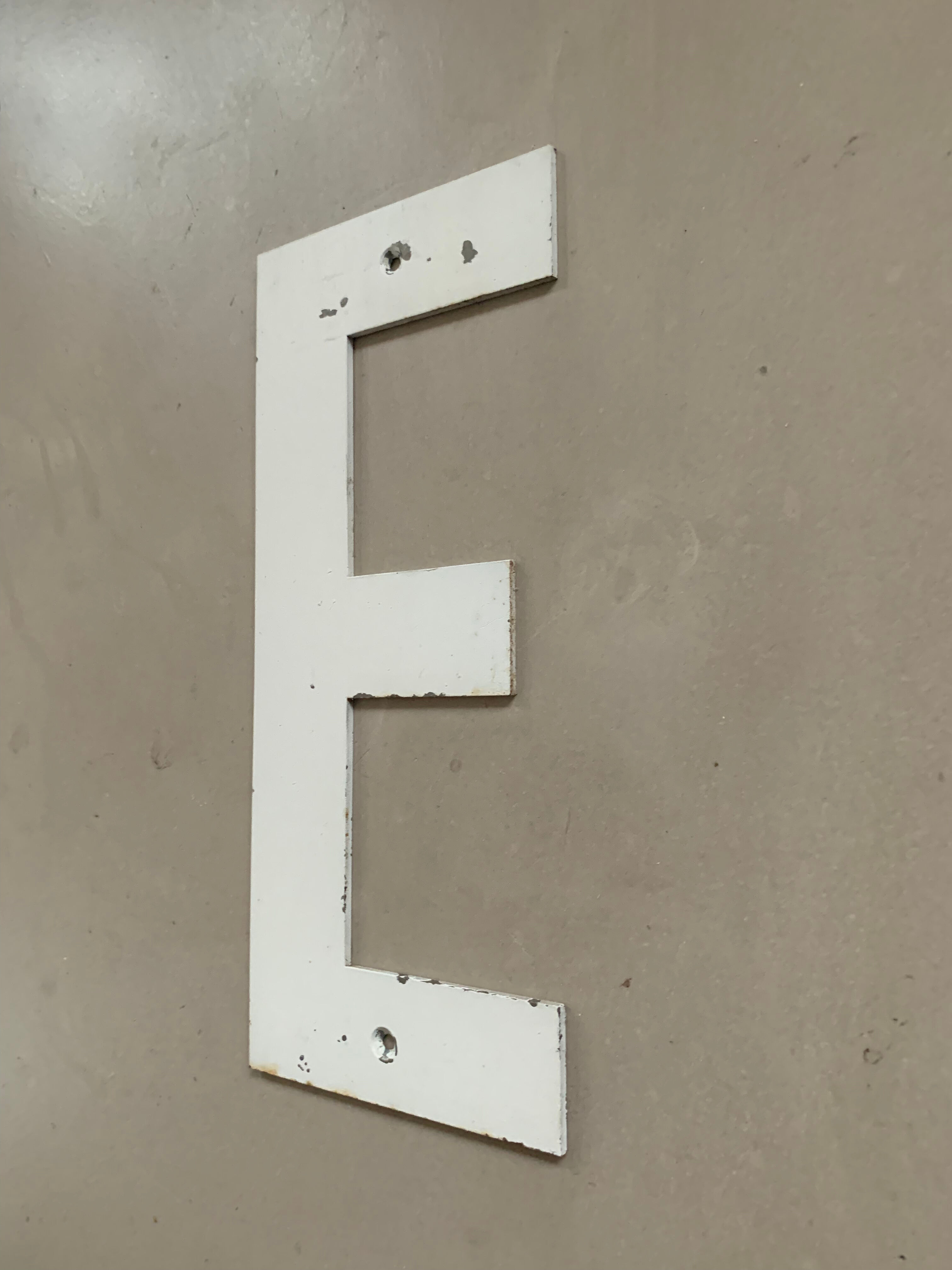 Lettre d’enseigne ancienne E, 27cm