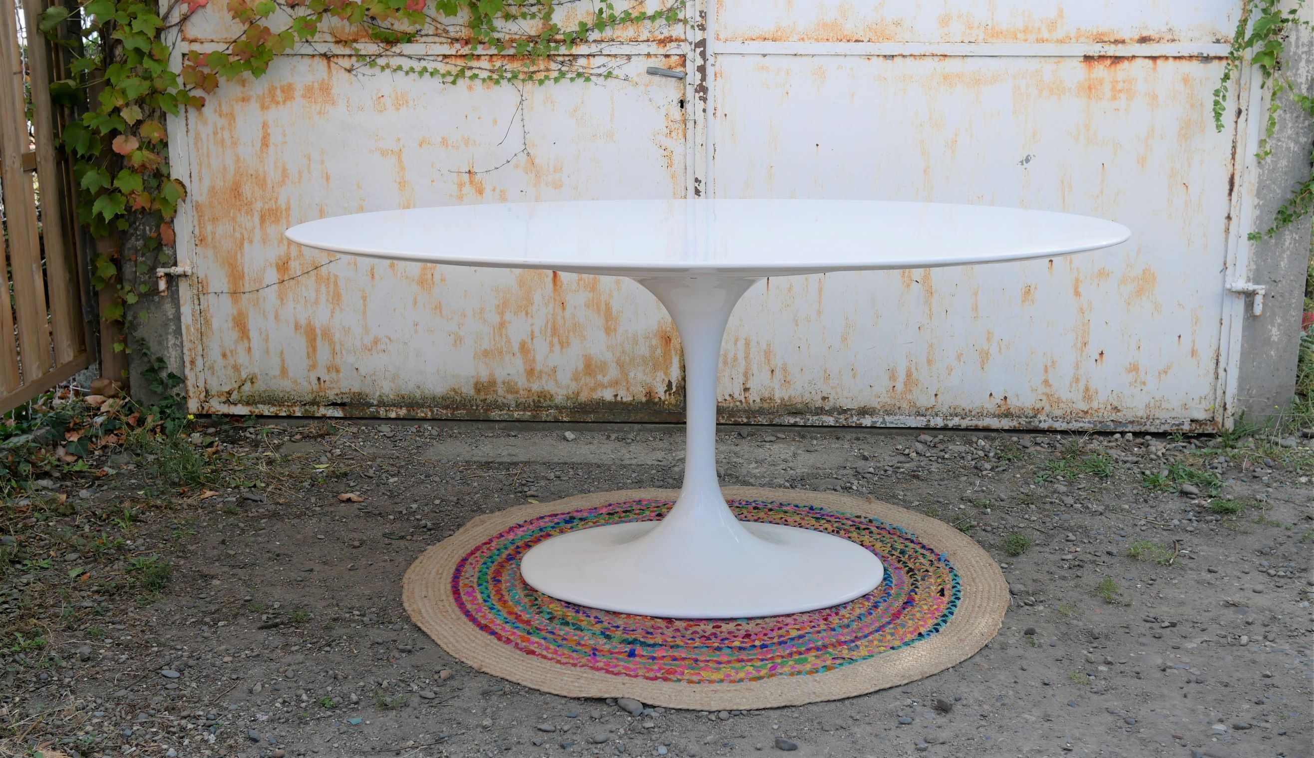 Oval tulip table
