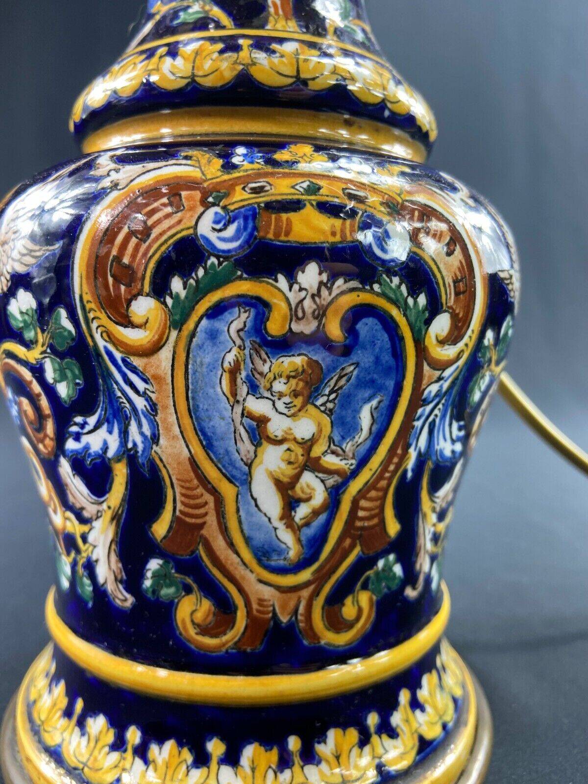 Lampe à pétrole de forme violonée en faïence de Gien XIXe décor Renaissance