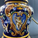 Lampe à pétrole de forme violonée en faïence de Gien XIXe décor Renaissance