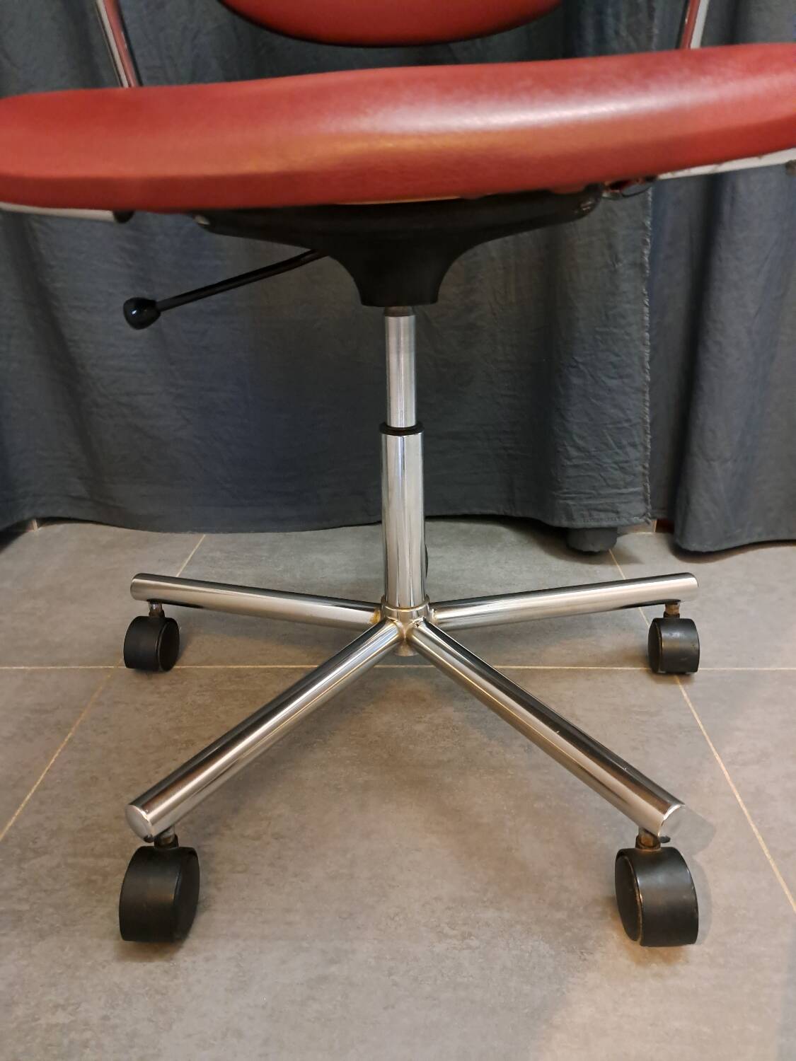 Kevi armchair in skai and chrome metal