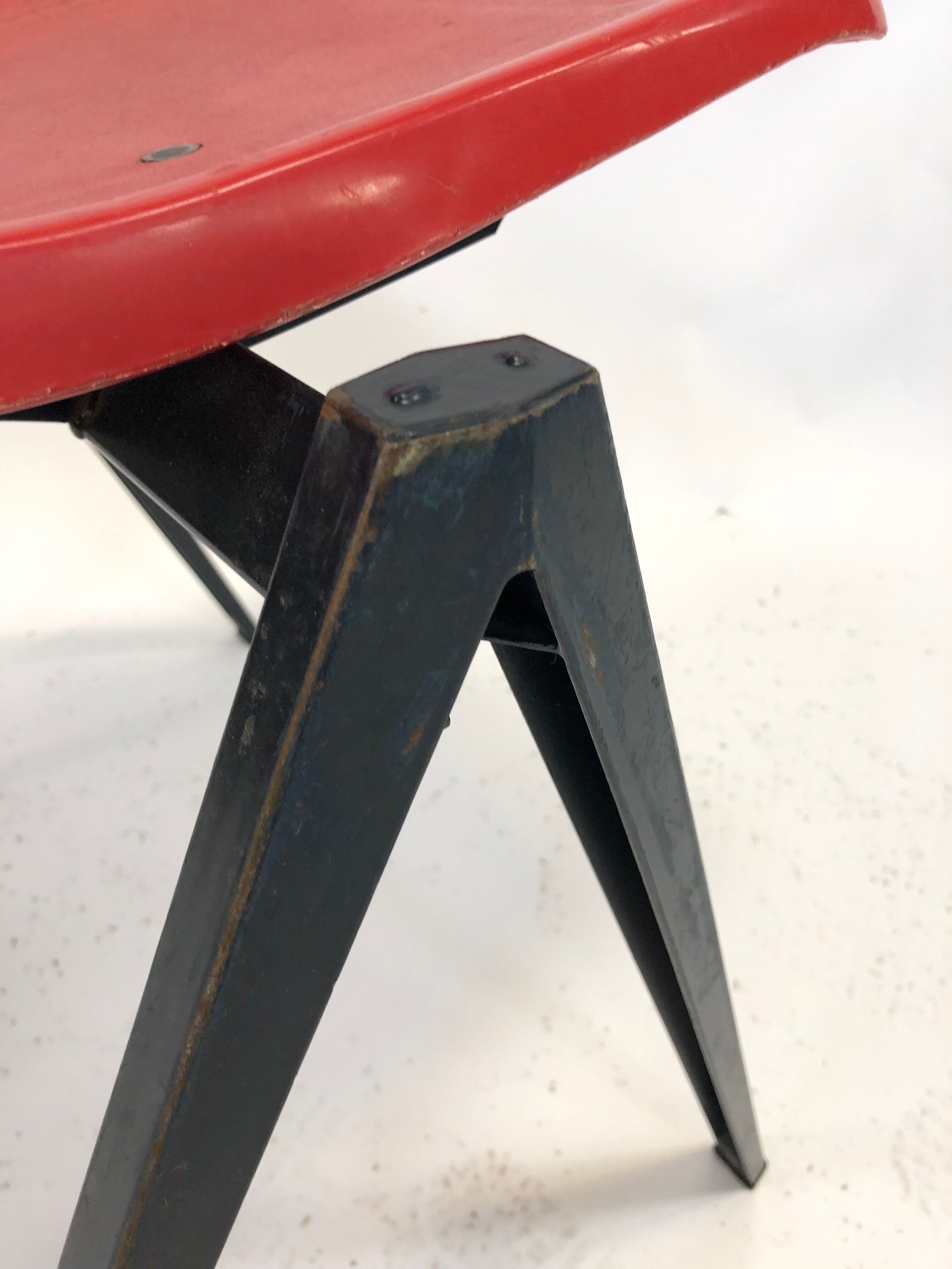 Chaise galvanitas vintage avec pieds compas