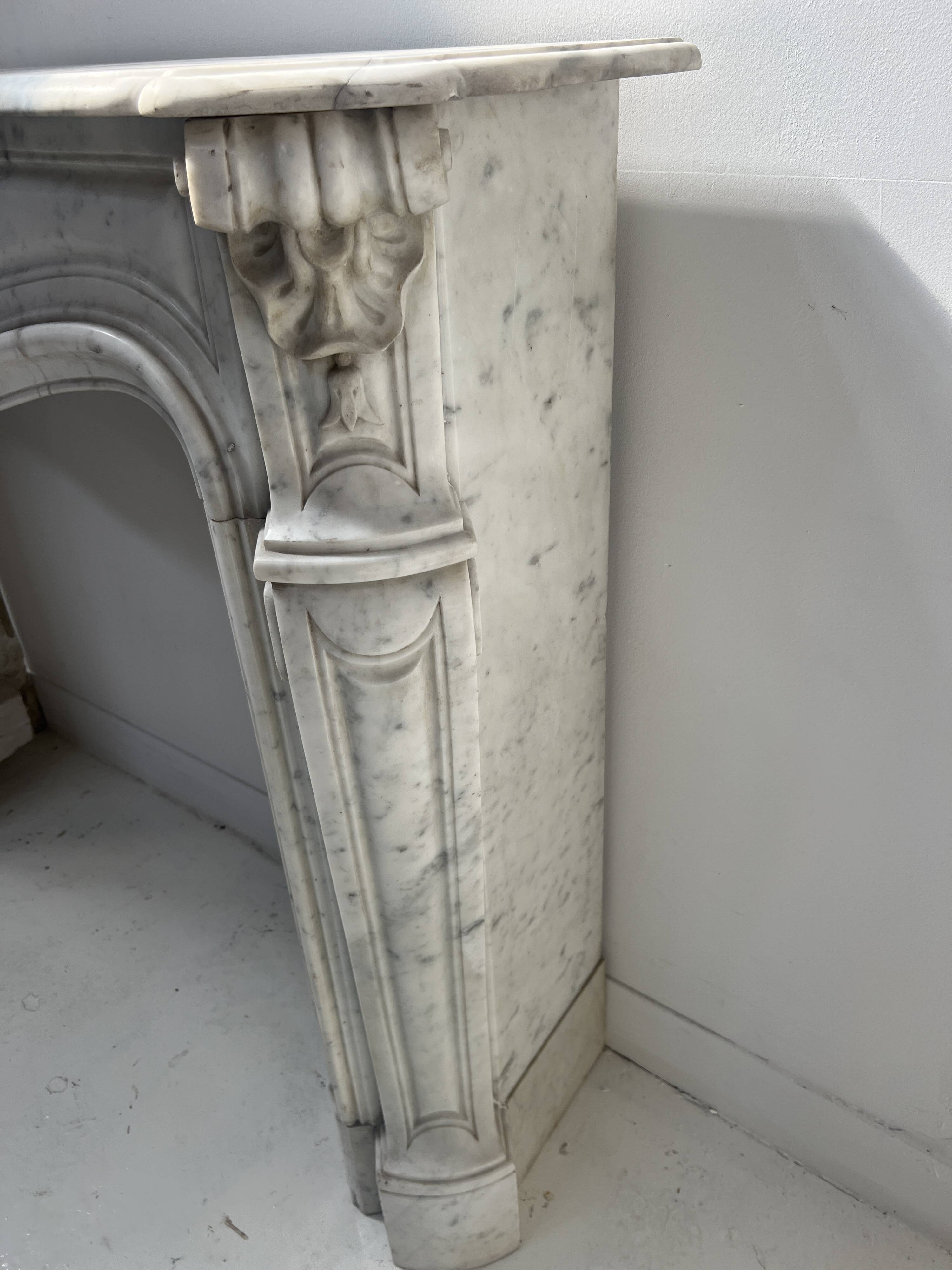 Louis XV style fireplace in veined white Carrara marble, 19th century.