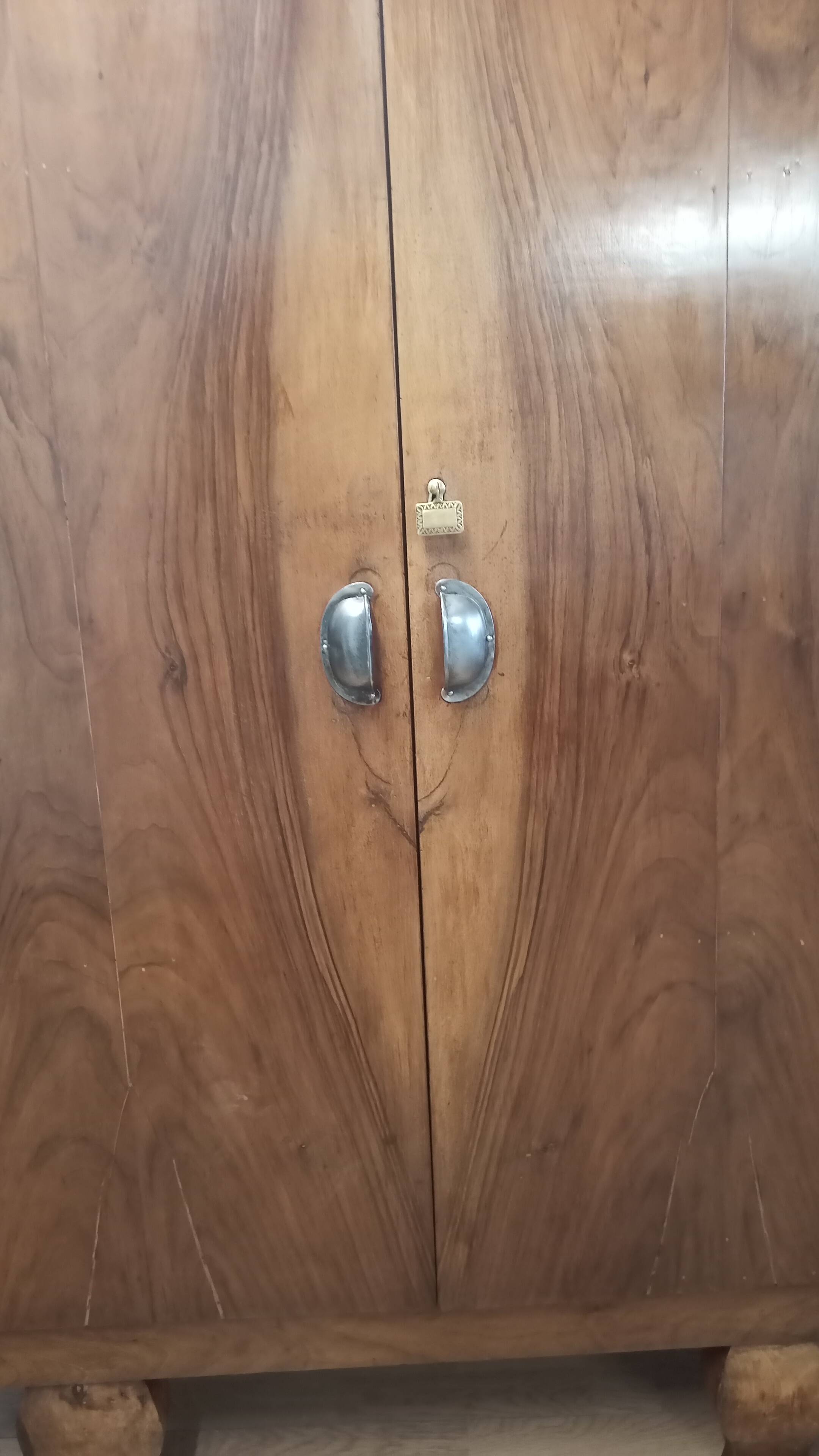 Armoire en noyer italien 1920