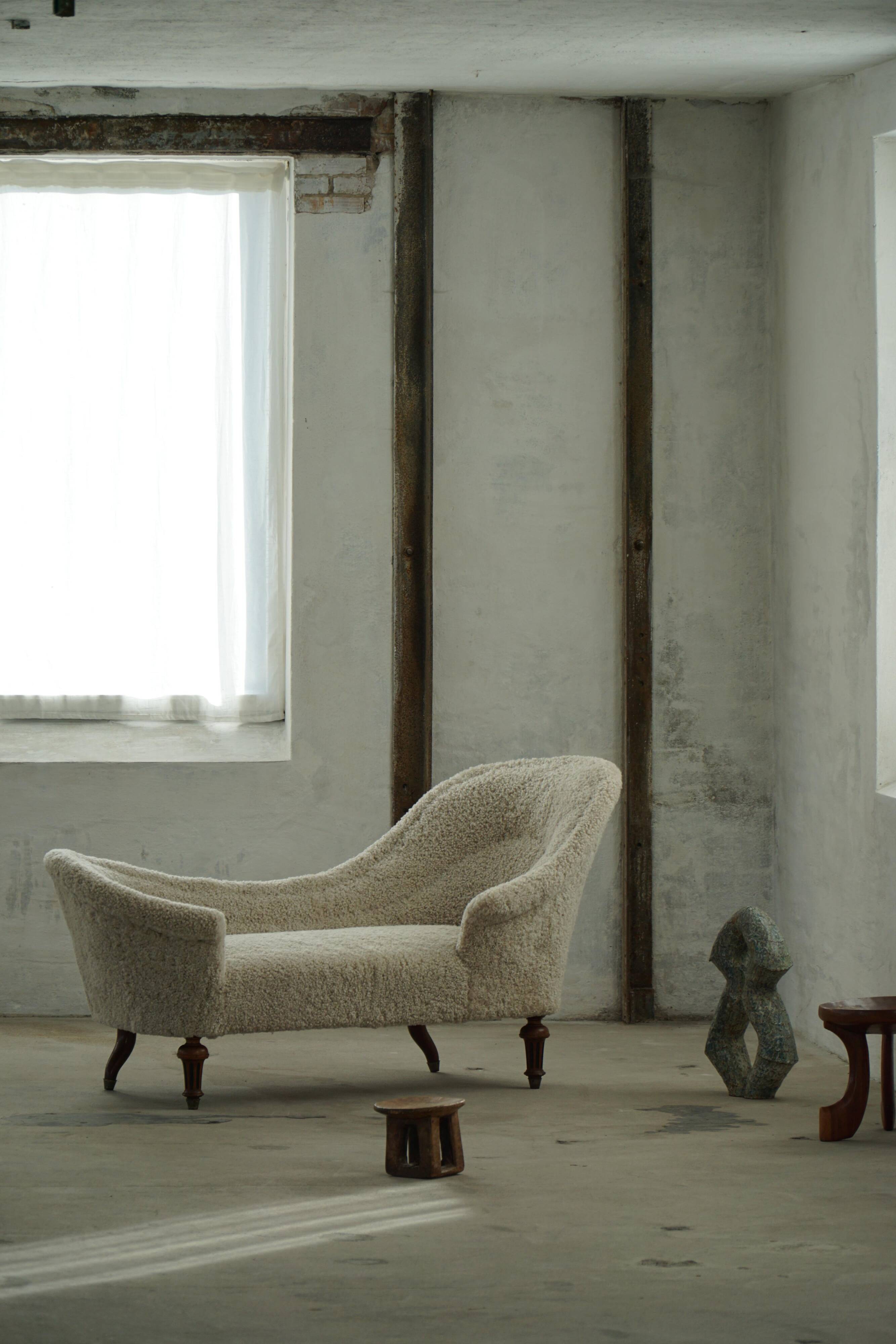 Antique Danish sculptural chaise longue from the 19th century, reupholstered in lambswool.