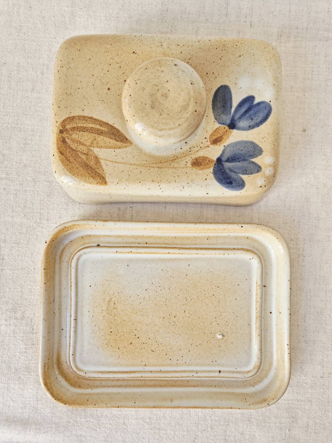 Beurrier en grès décoration florale '70s - Grès du Marais Vintage