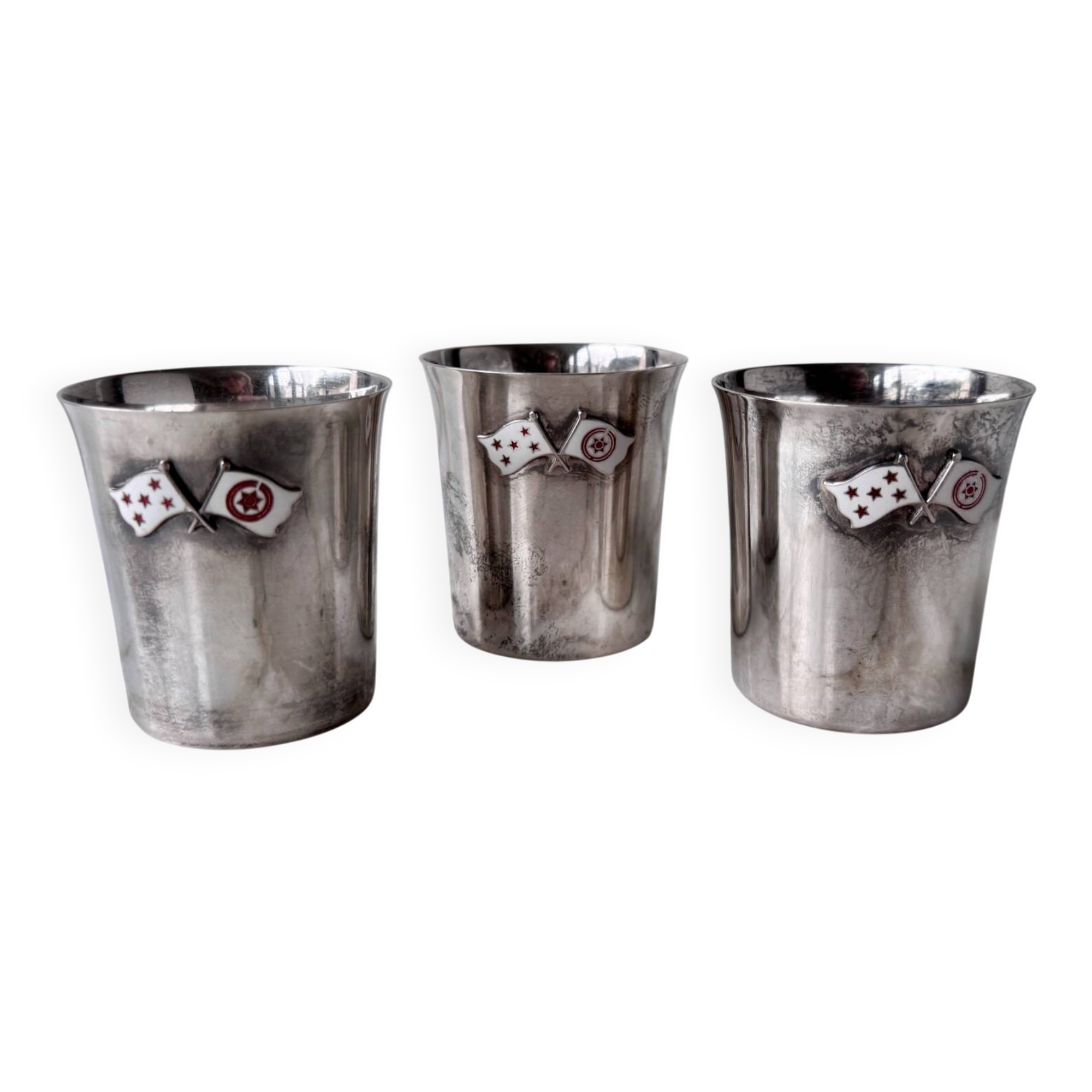 Set of 3 small silver 970 sterling cups with enamelled flags from the 20th century.