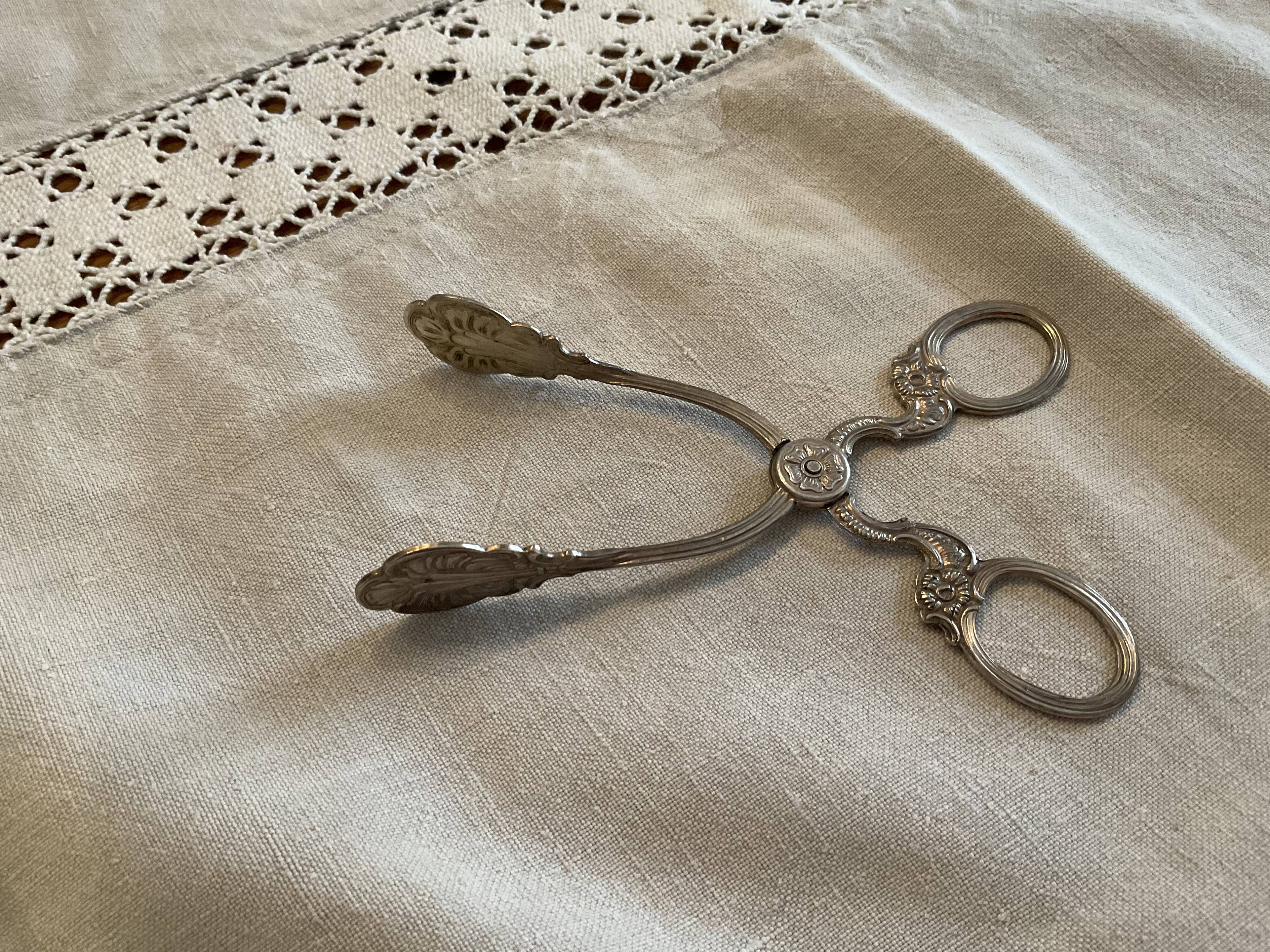 Sugar tongs or sweets in silver metal