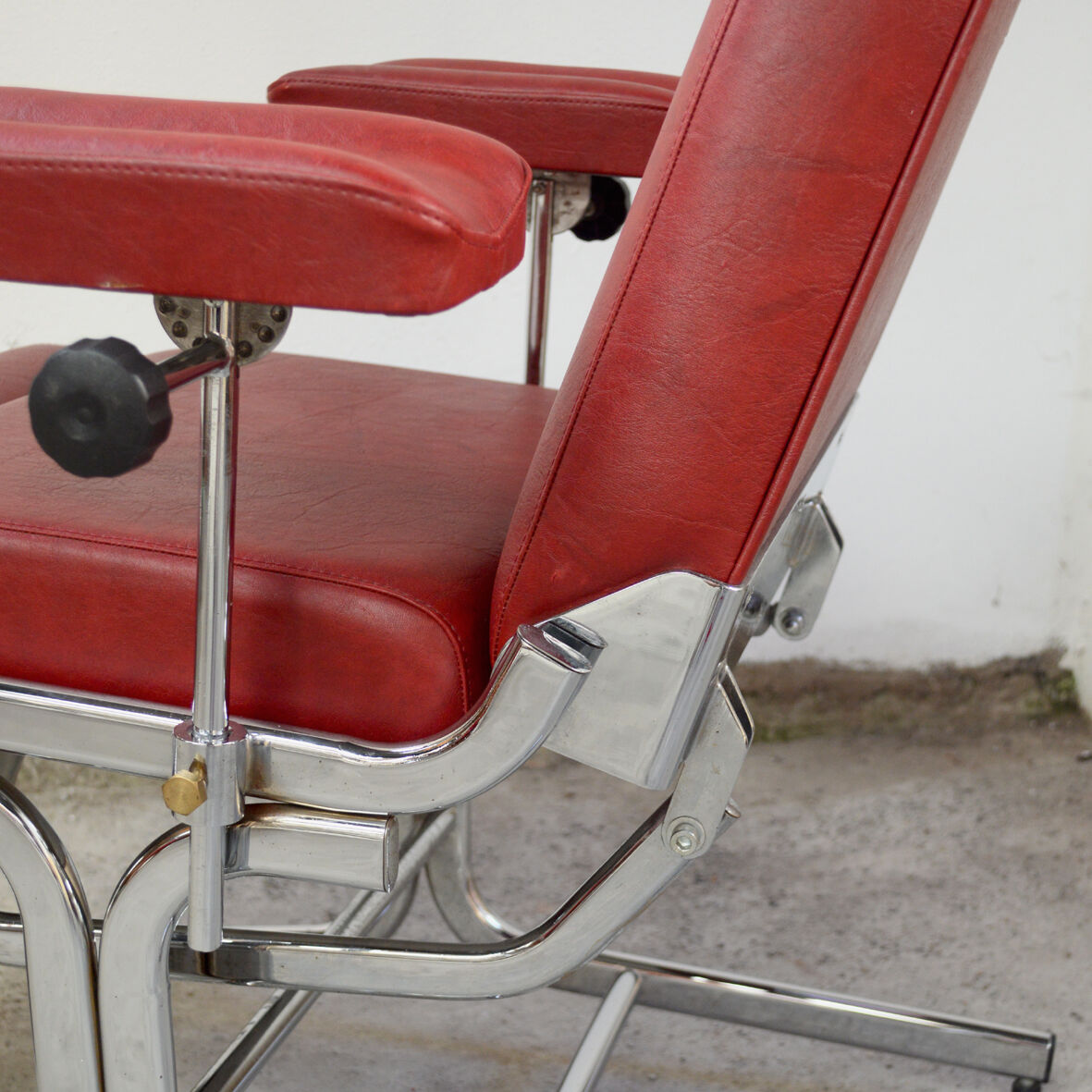 Dentist retro red skai