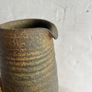 Pichet en céramique d’atelier brutaliste par un céramiste d’Ostende (années 1960)