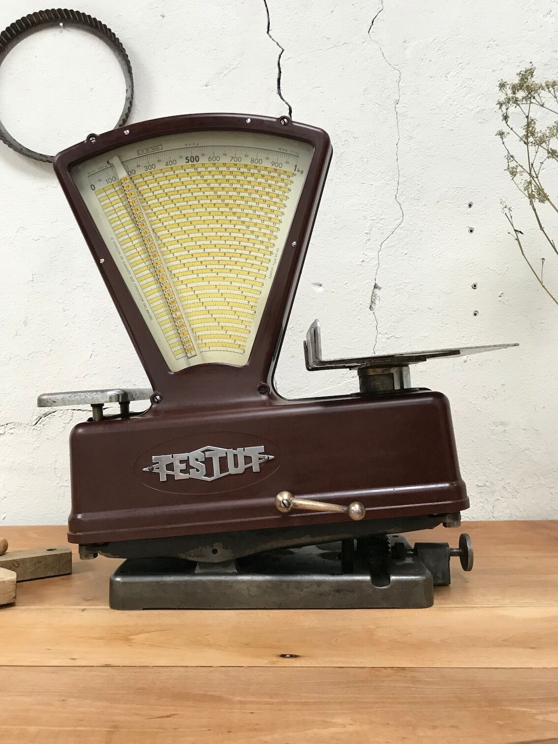 Testut kitchen scale in bakelite
