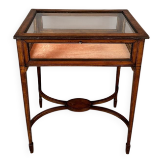 Table vitrine, style Louis XVI, début XXe siècle