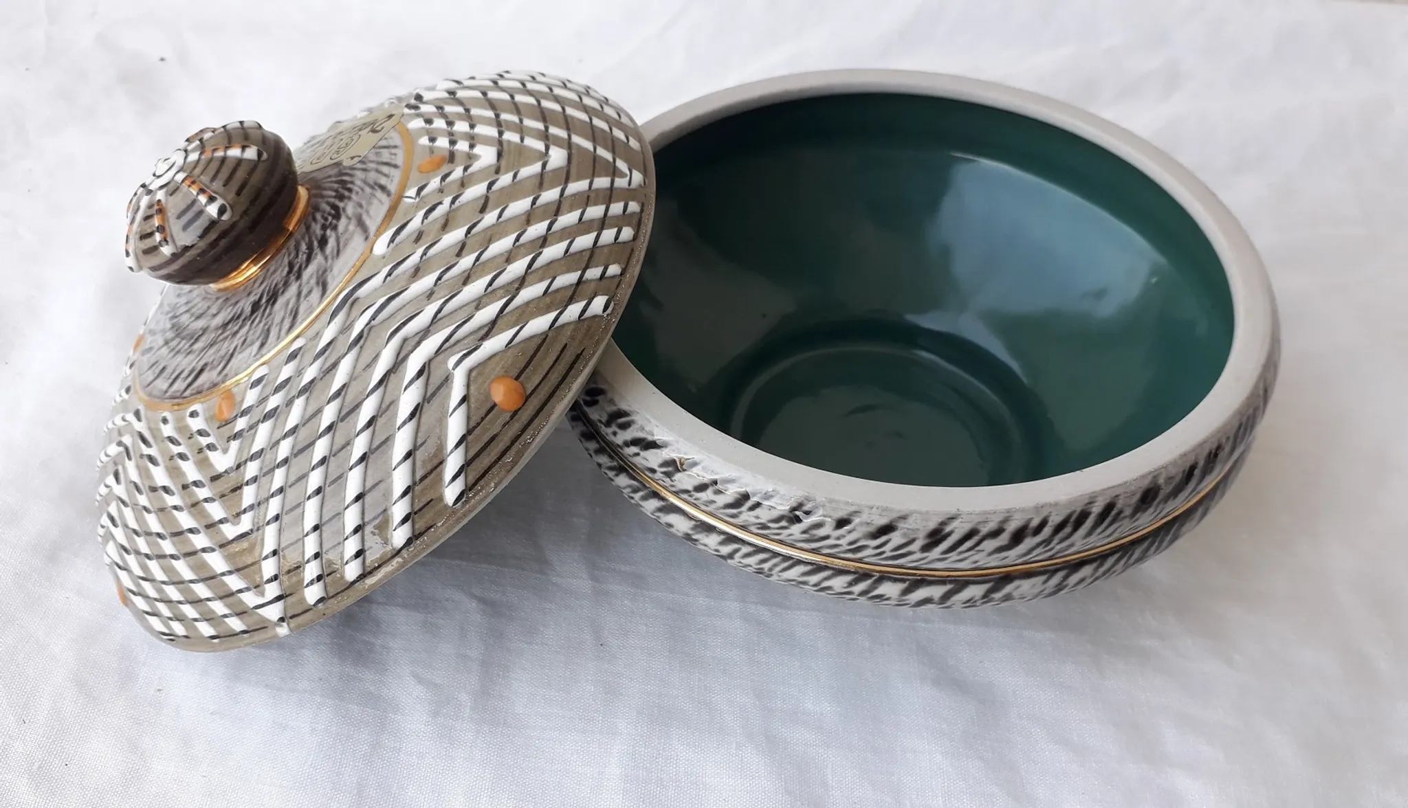 Stoneware bonbonnière