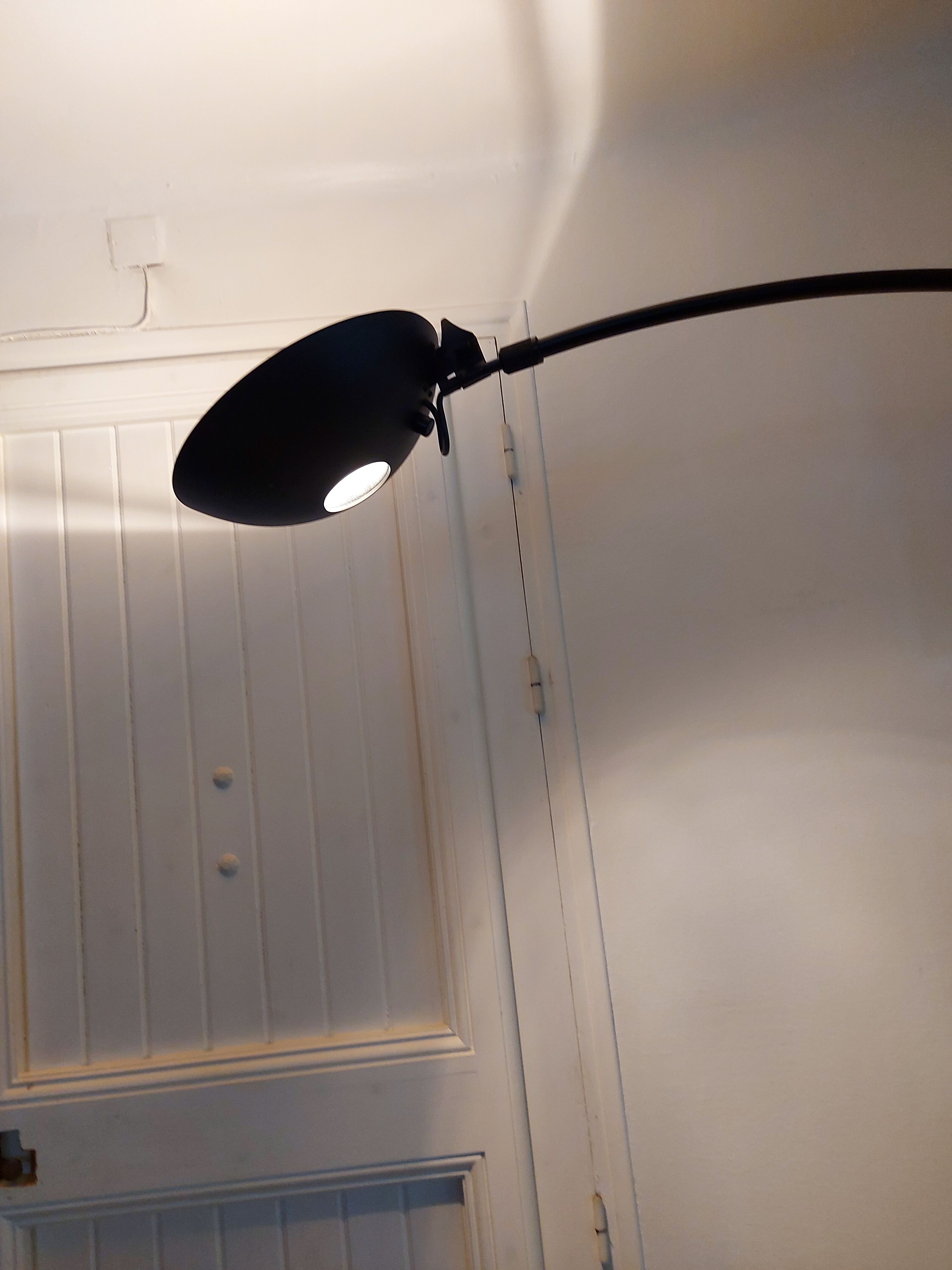 Lampadaire noir arqué Leonardo Marelli pour Estiluz vintage 1980'S