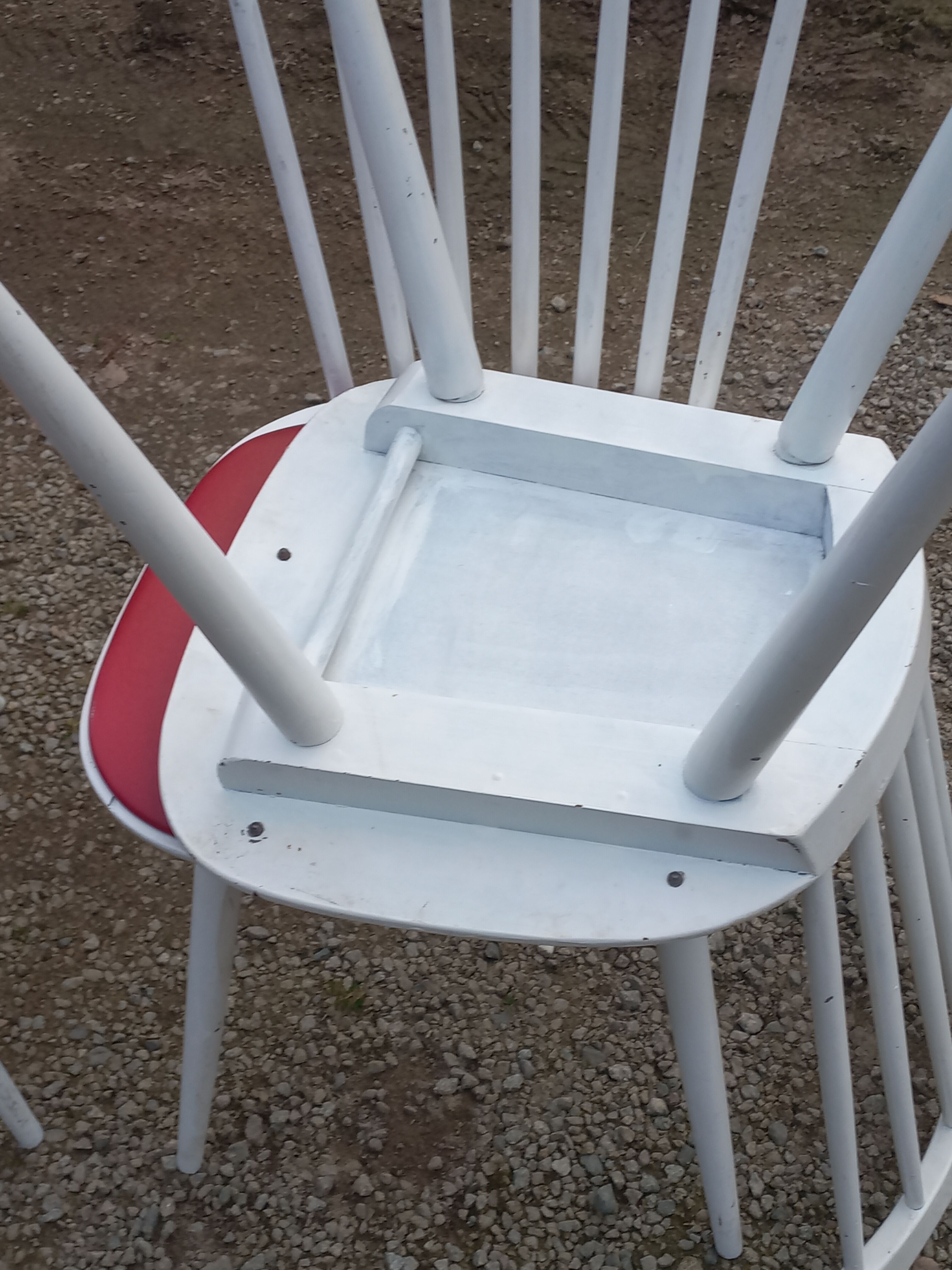 Set of 4 Scandinavian style chairs from the 50s in white lacquered wood and red skaï patties
