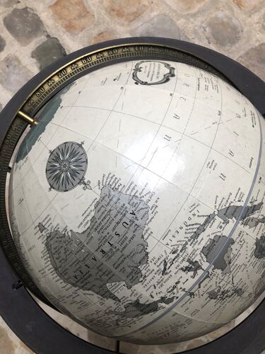 Globe terrestre vintage sur pieds
