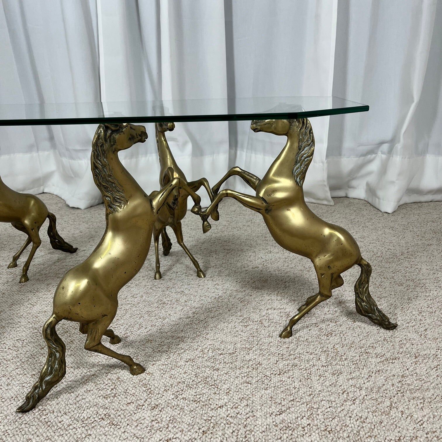 Hollywood Regency style coffee table, 6 patinated brass horses and glass top, 1970.