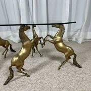 Hollywood Regency style coffee table, 6 patinated brass horses and glass top, 1970.