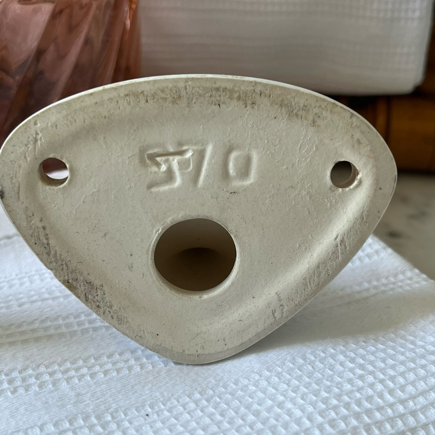 Pair of ceramic hooks