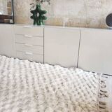 Plain off-white Béni Ouarain Berber rug with checkerboard inlays