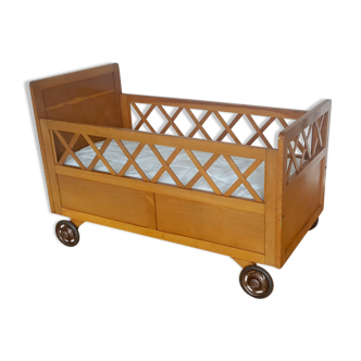 Baby bed on wheels