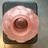 Vase rose poudré des années 40 en verre pressé moulé