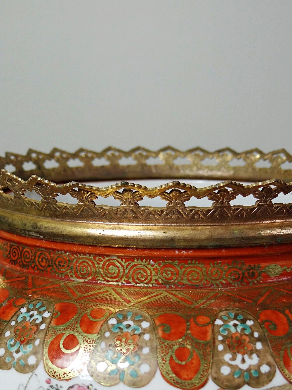 Cache-pot japonais en porcelaine Kutani et bronze, époque Meiji XIX-XXe