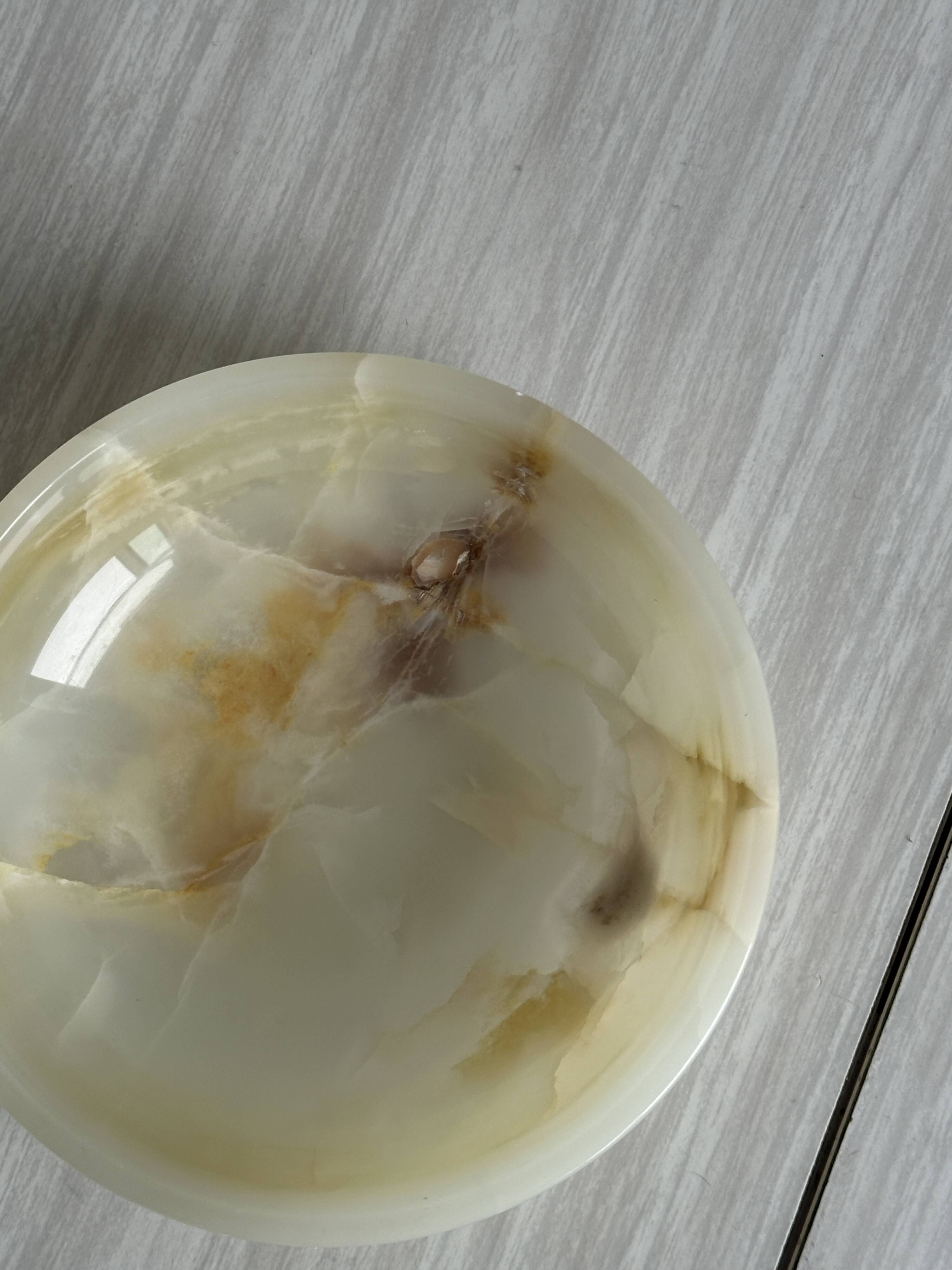 Marbled onyx pocket emptier